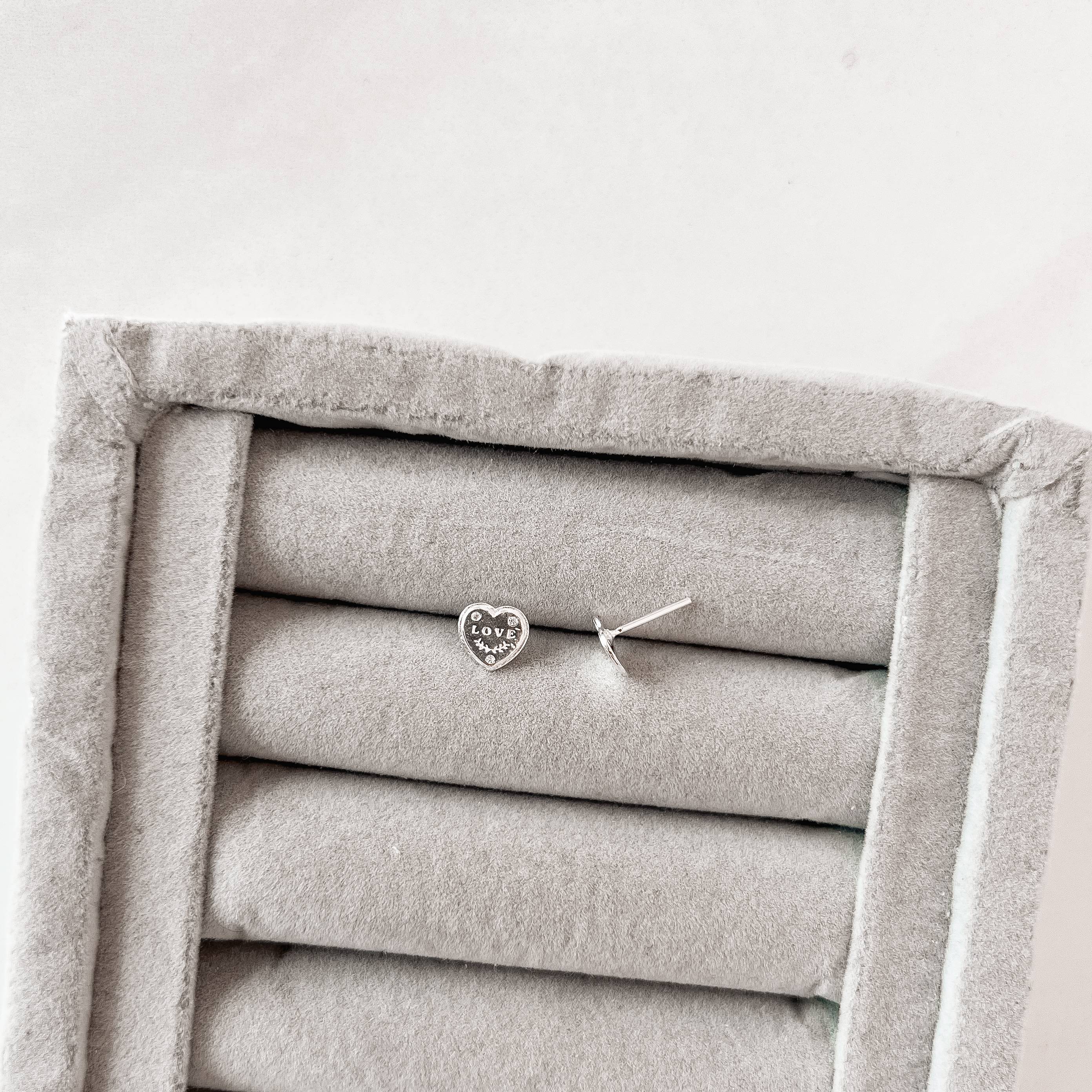 Imagem Brinco coração escrito love detalhe zircônias 8mm