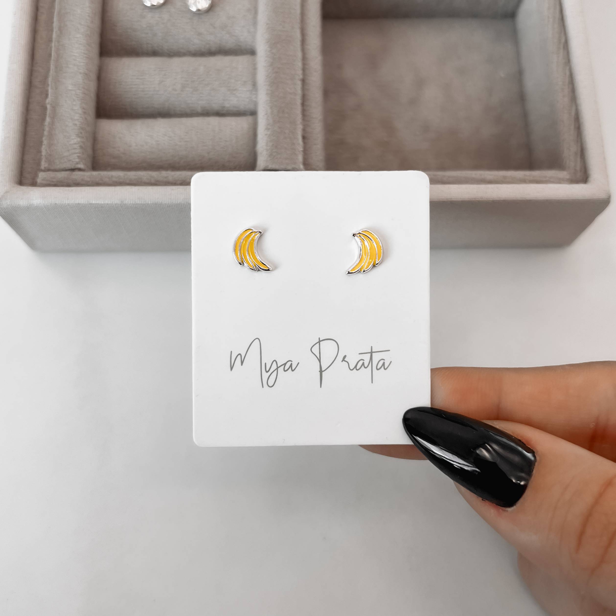 Imagem Secundária Brinco infantil bananas resina 8mm tarraxa baby