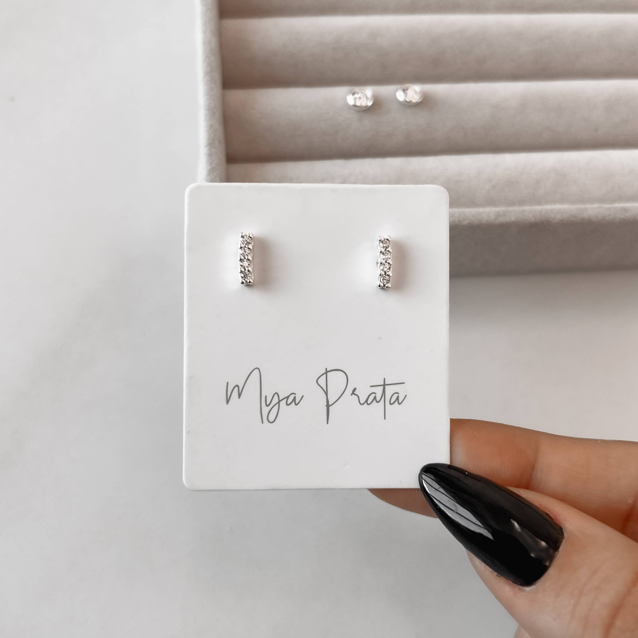 Brinco infantil bastão curvo cravejado 8mm tarraxa baby