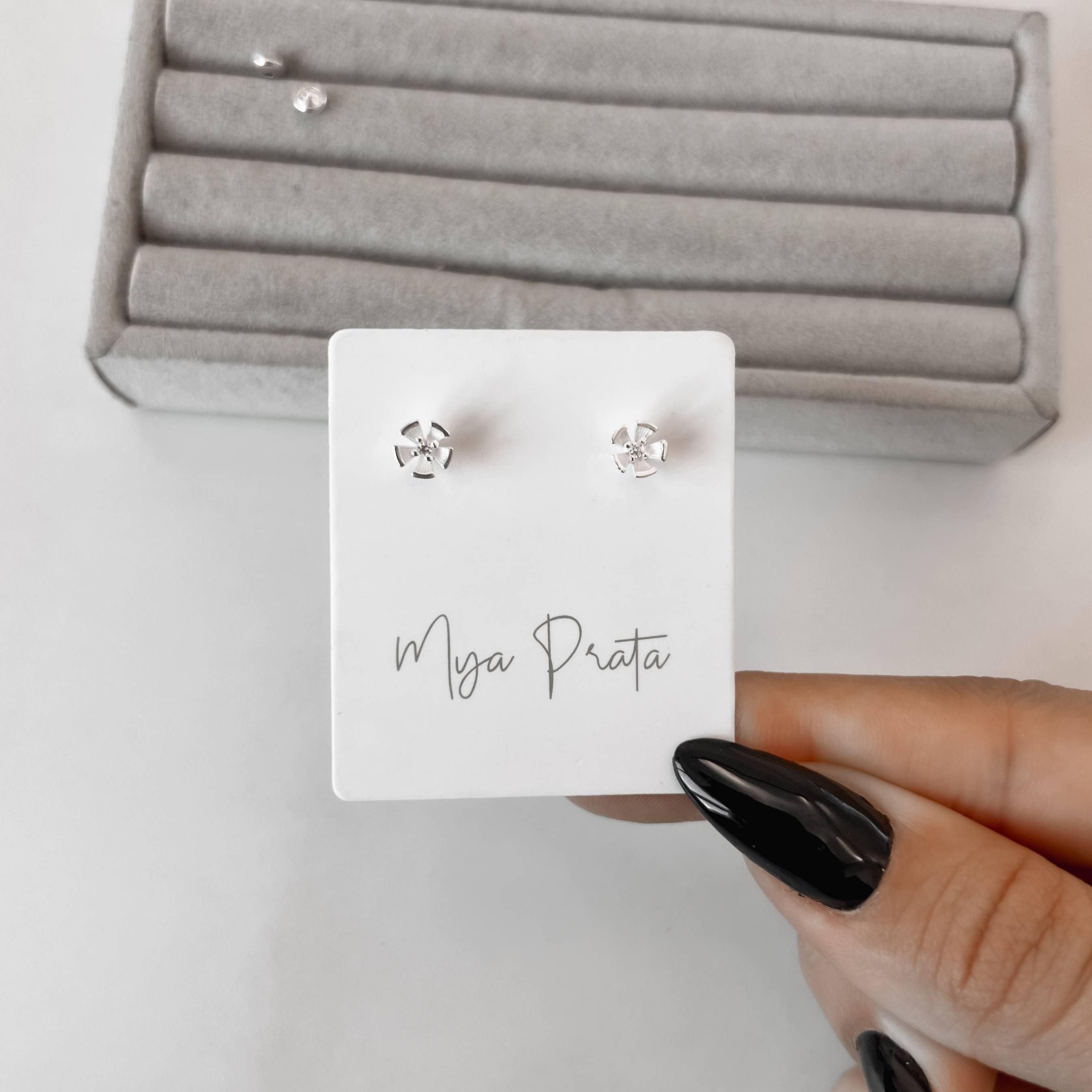 Imagem Brinco infantil flor detalhe zircônia cristal 6mm tarraxa baby