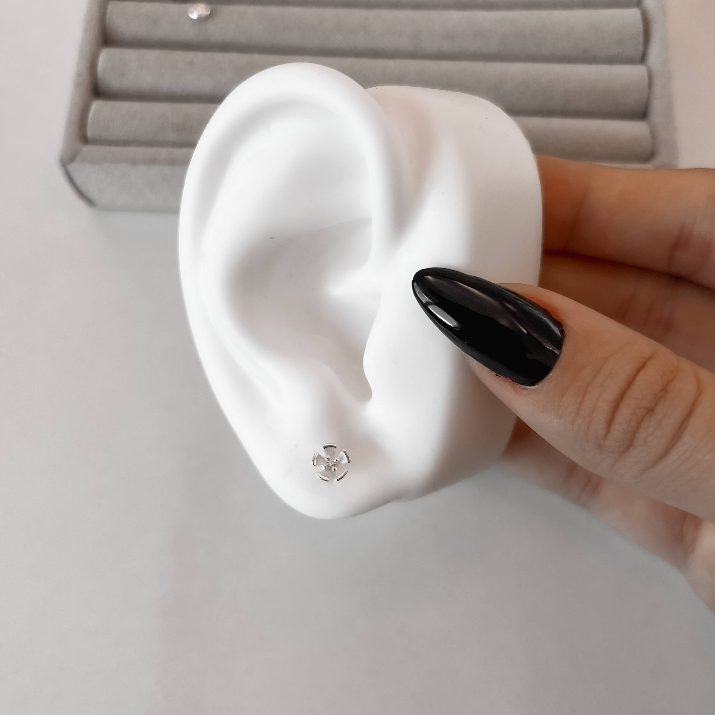 Imagem Secundária Brinco infantil flor detalhe zircônia cristal 6mm tarraxa baby