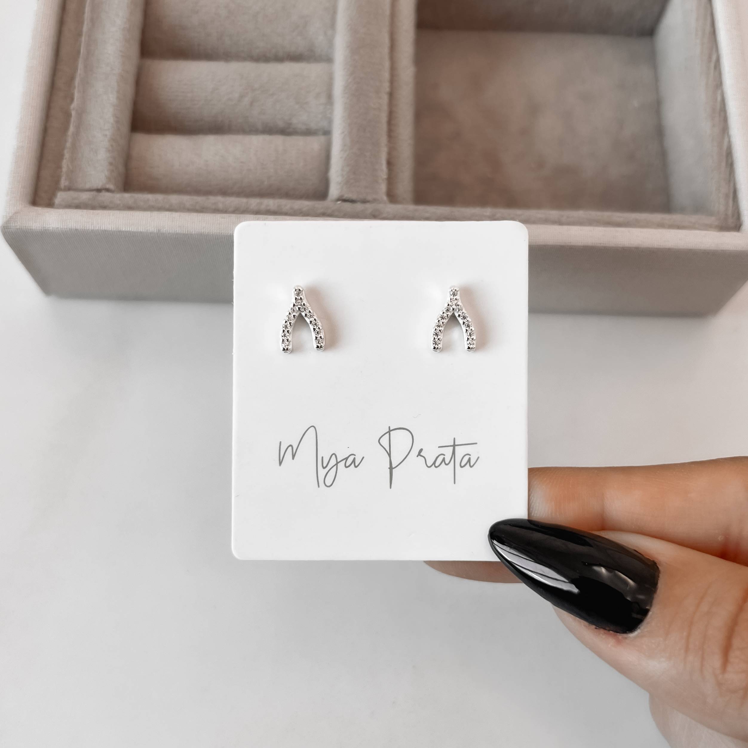 Brinco ossinho da sorte cravejado 9mm