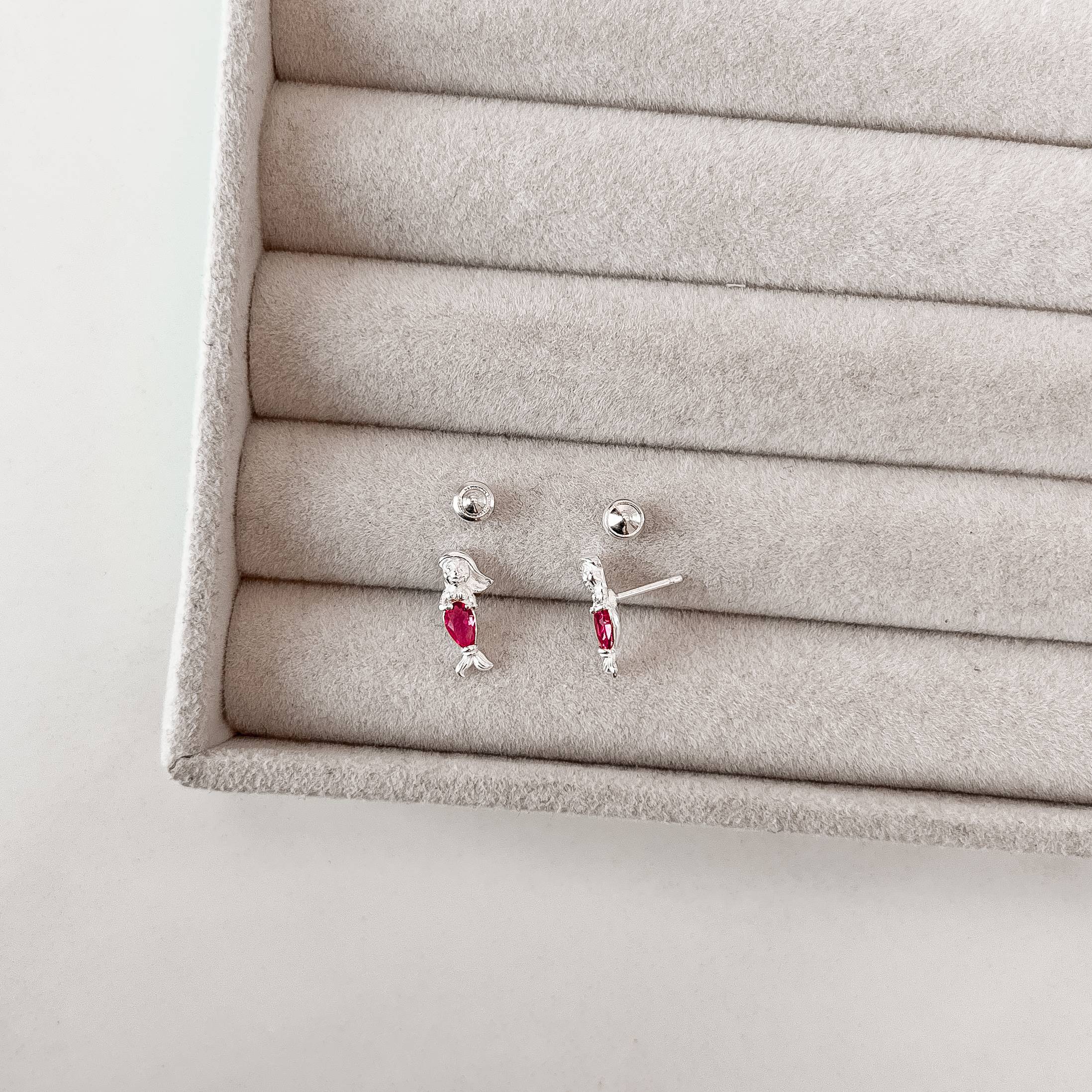 Imagem Brinco infantil sereia com zircônia gota cereja 12mm tarraxa baby