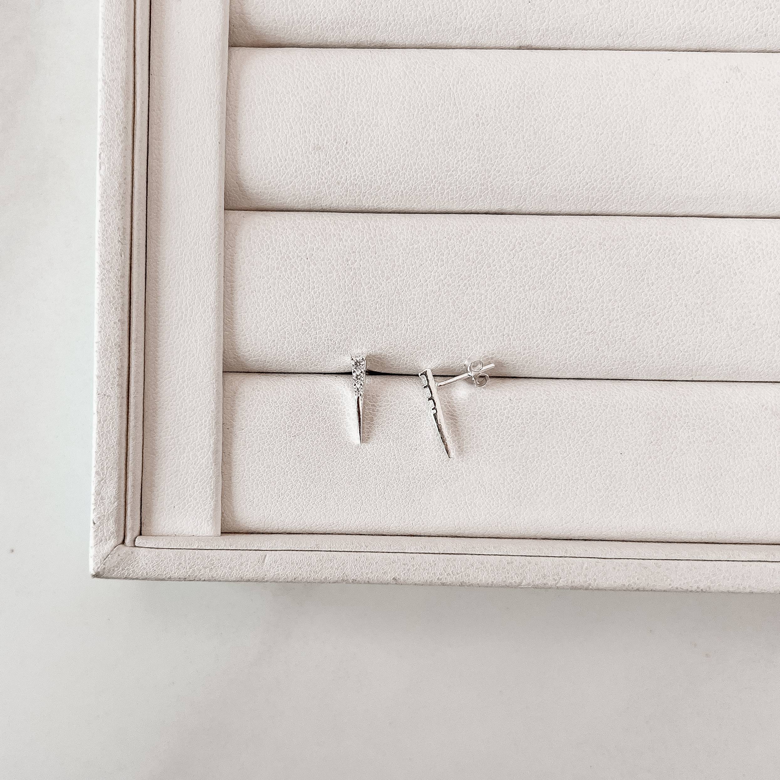 Imagem Secundária Brinco triângulo isósceles detalhe cravejado 14mm