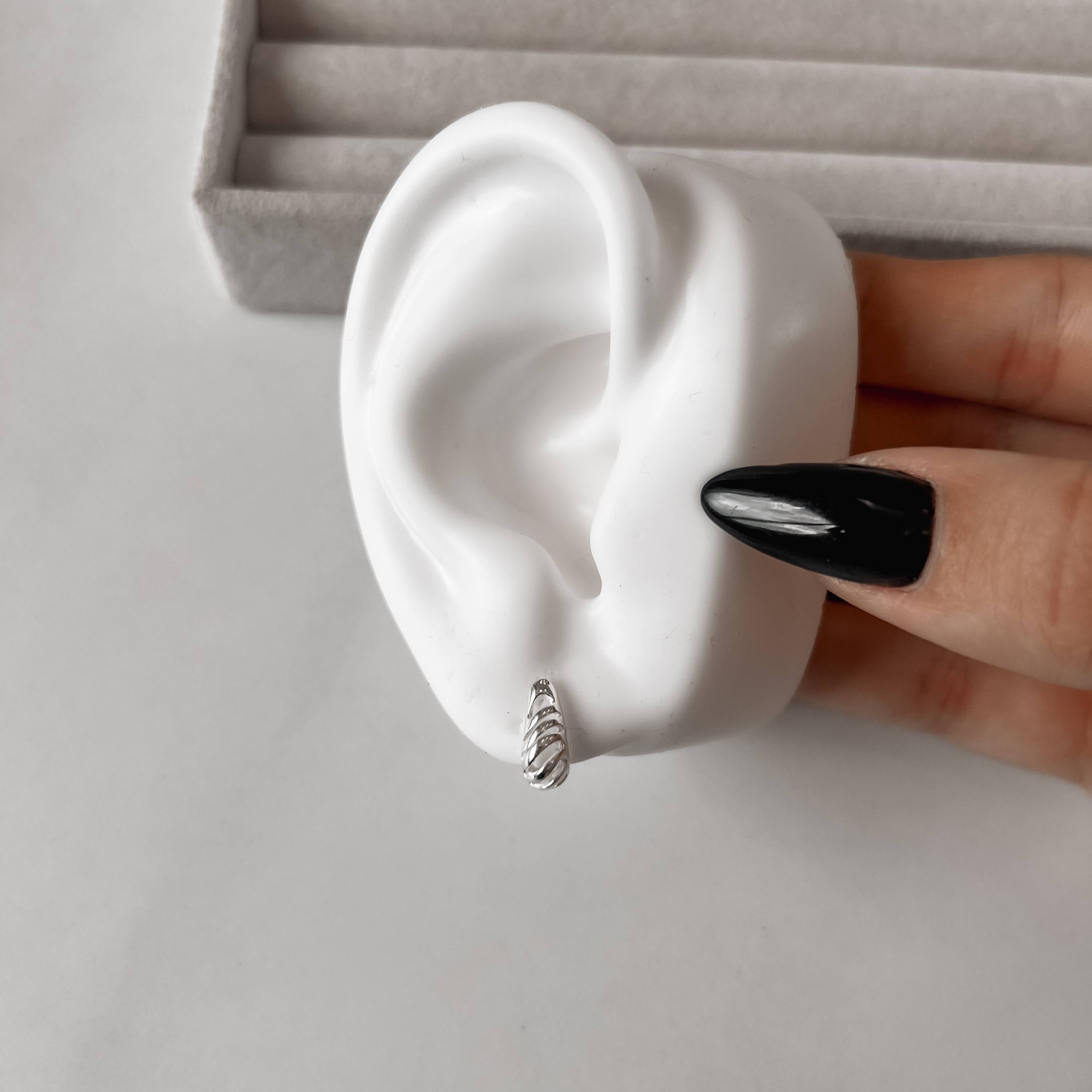 Imagem Brinco gota pesada desenhada 11mm