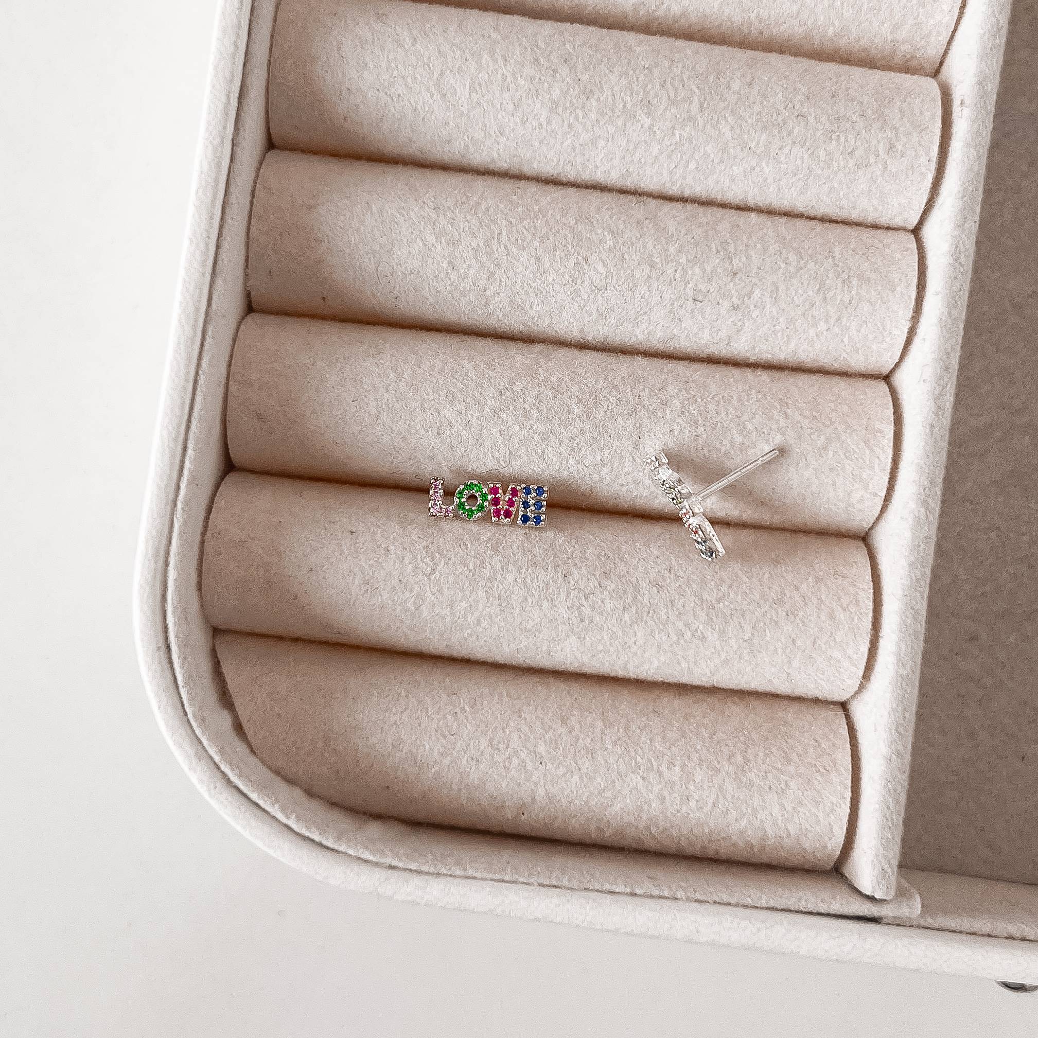 Imagem Secundária Brinco infantil escrito love cravejado colorido tarraxa comum