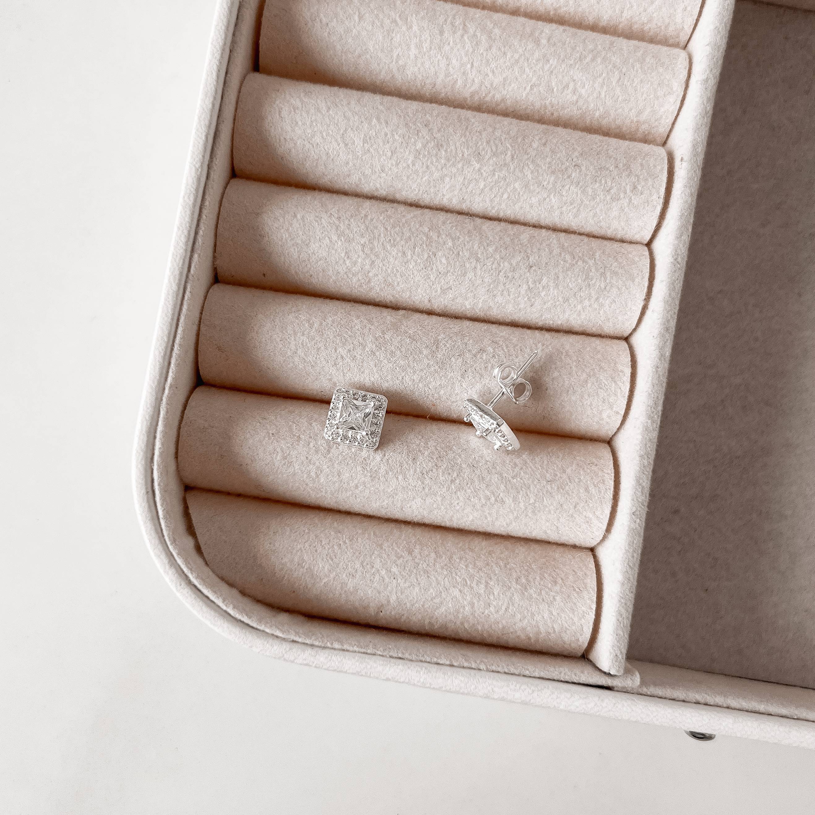 Imagem Brinco zircônia quadrada com cravejado 7mm