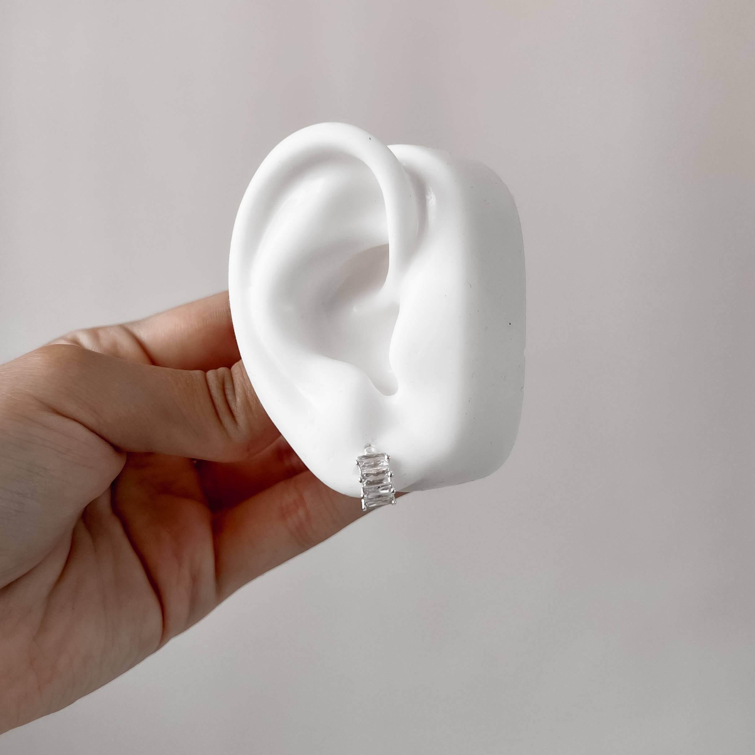 Imagem Argola click 10mm 4 zircônias retangulares