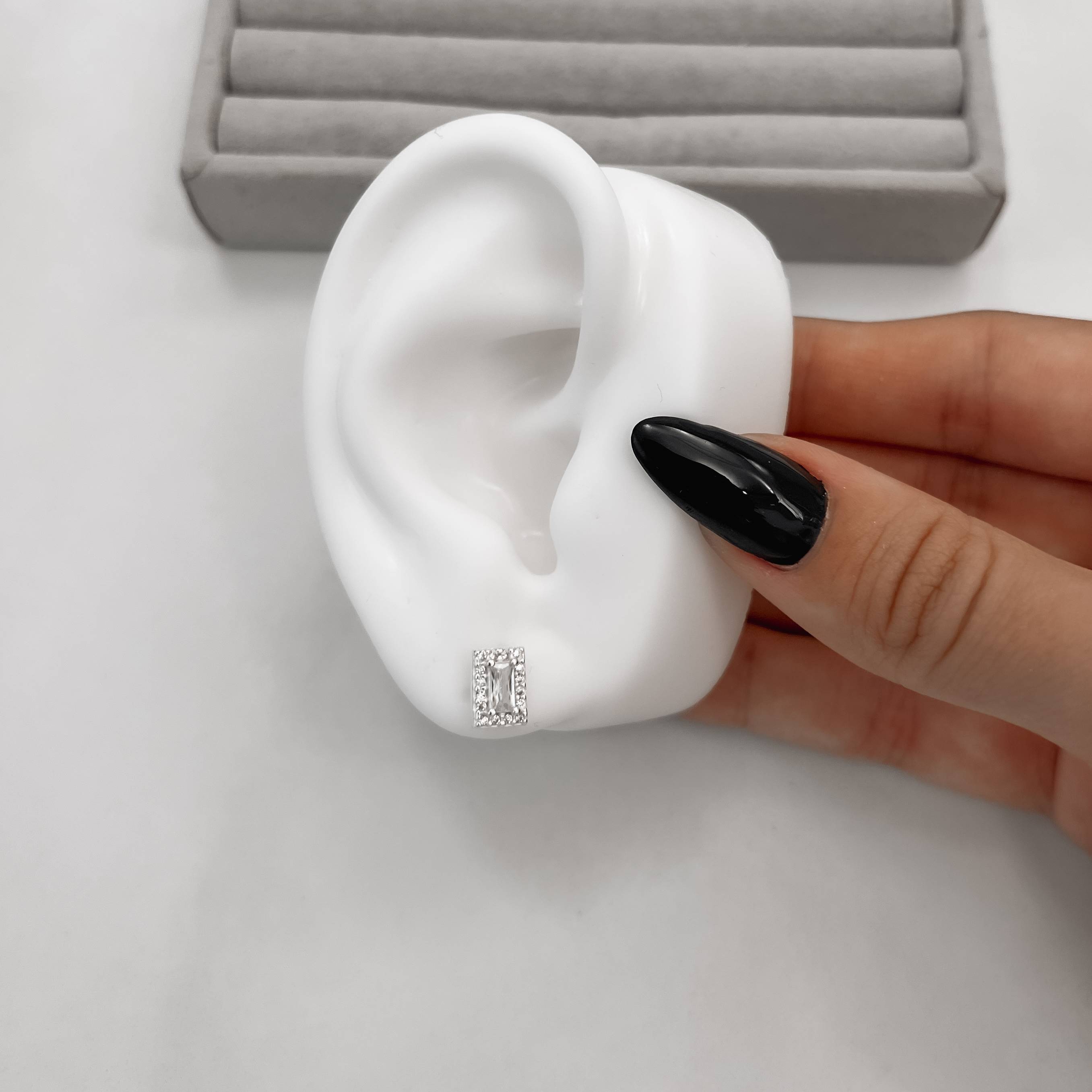 Imagem Brinco zircônia retangular com cravejado 8mm