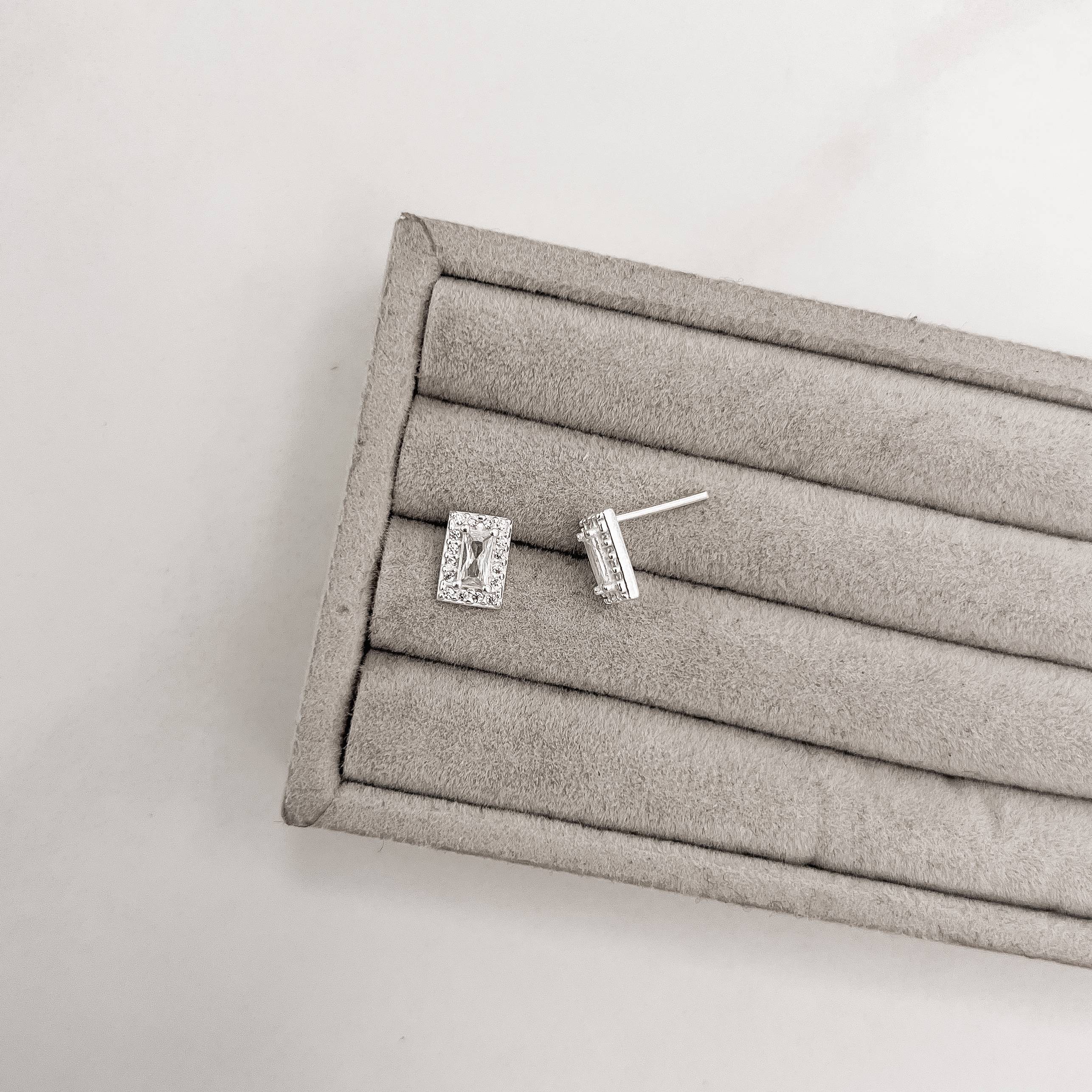 Imagem Secundária Brinco zircônia retangular com cravejado 8mm