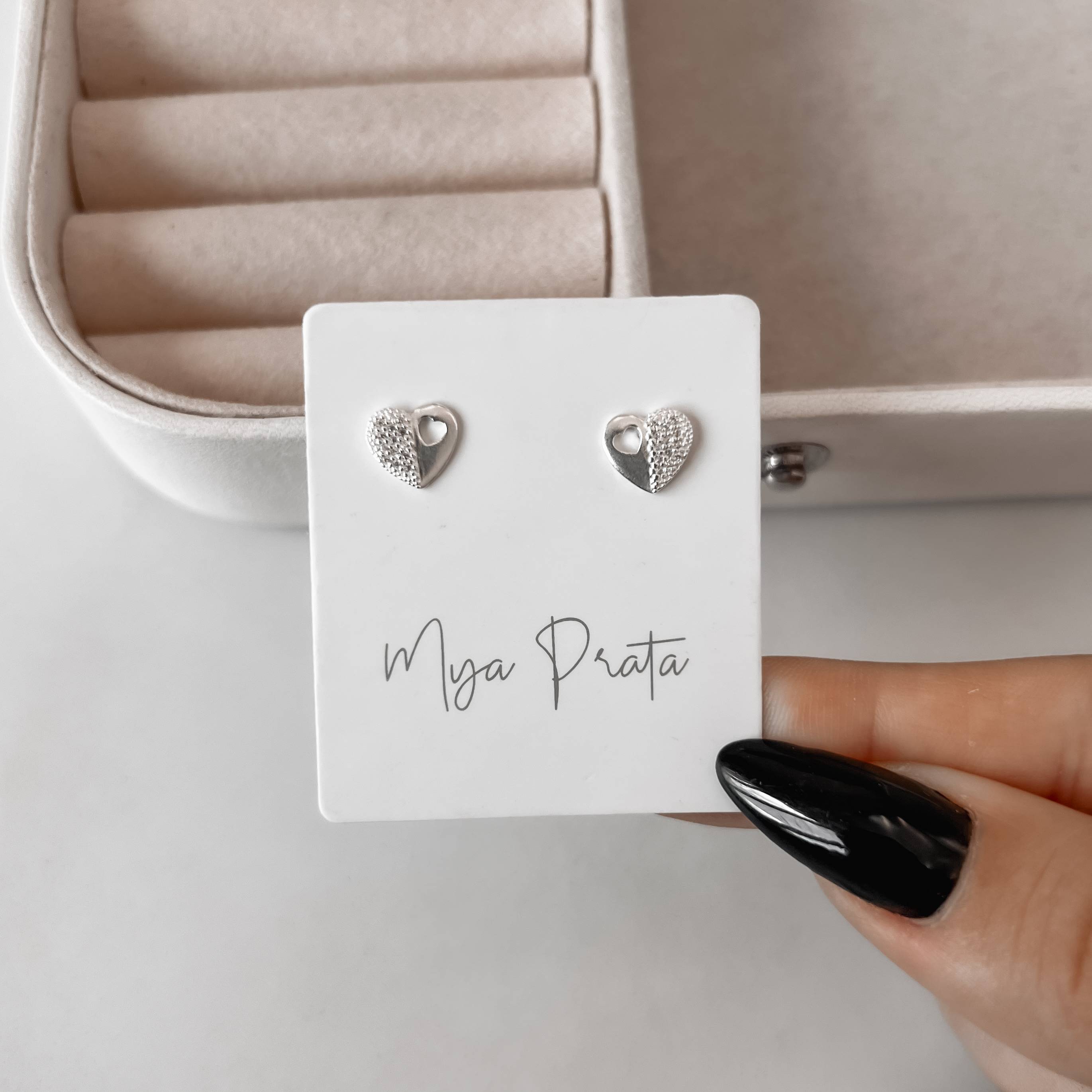 Imagem Brinco coração 8mm meio cravejado detalhe coração