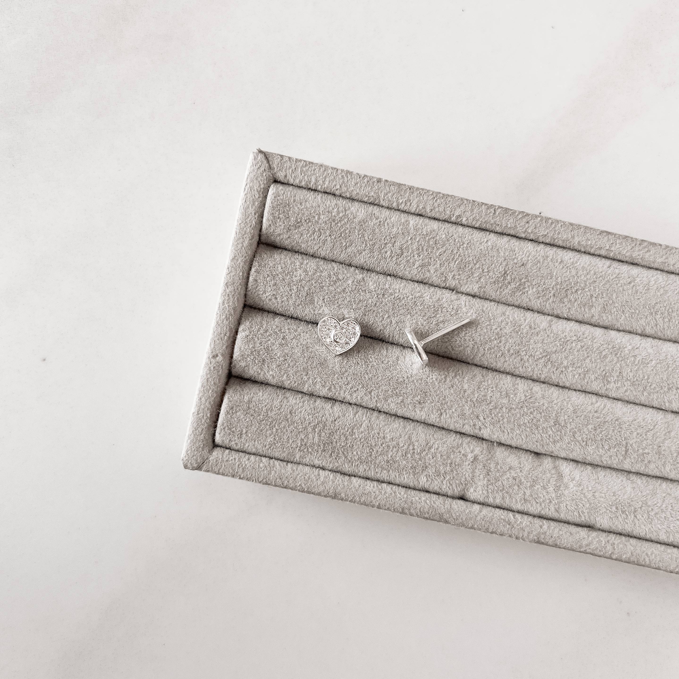 Imagem Secundária Brinco coração cravejado detalhe zircônia 8mm