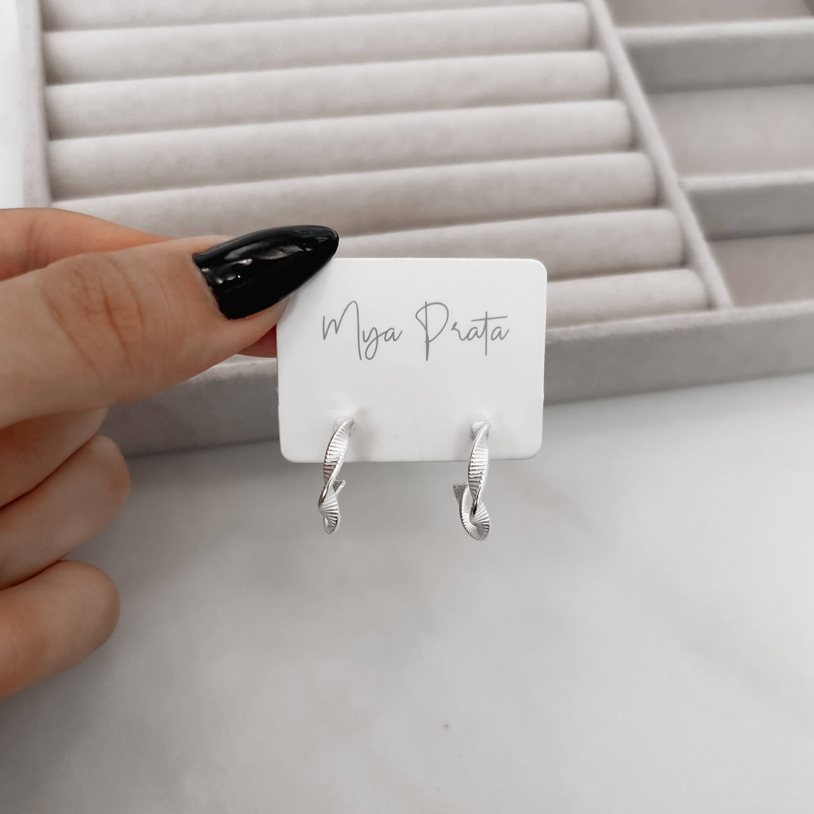 Imagem Secundária Brinco argola 20mm torcida riscada