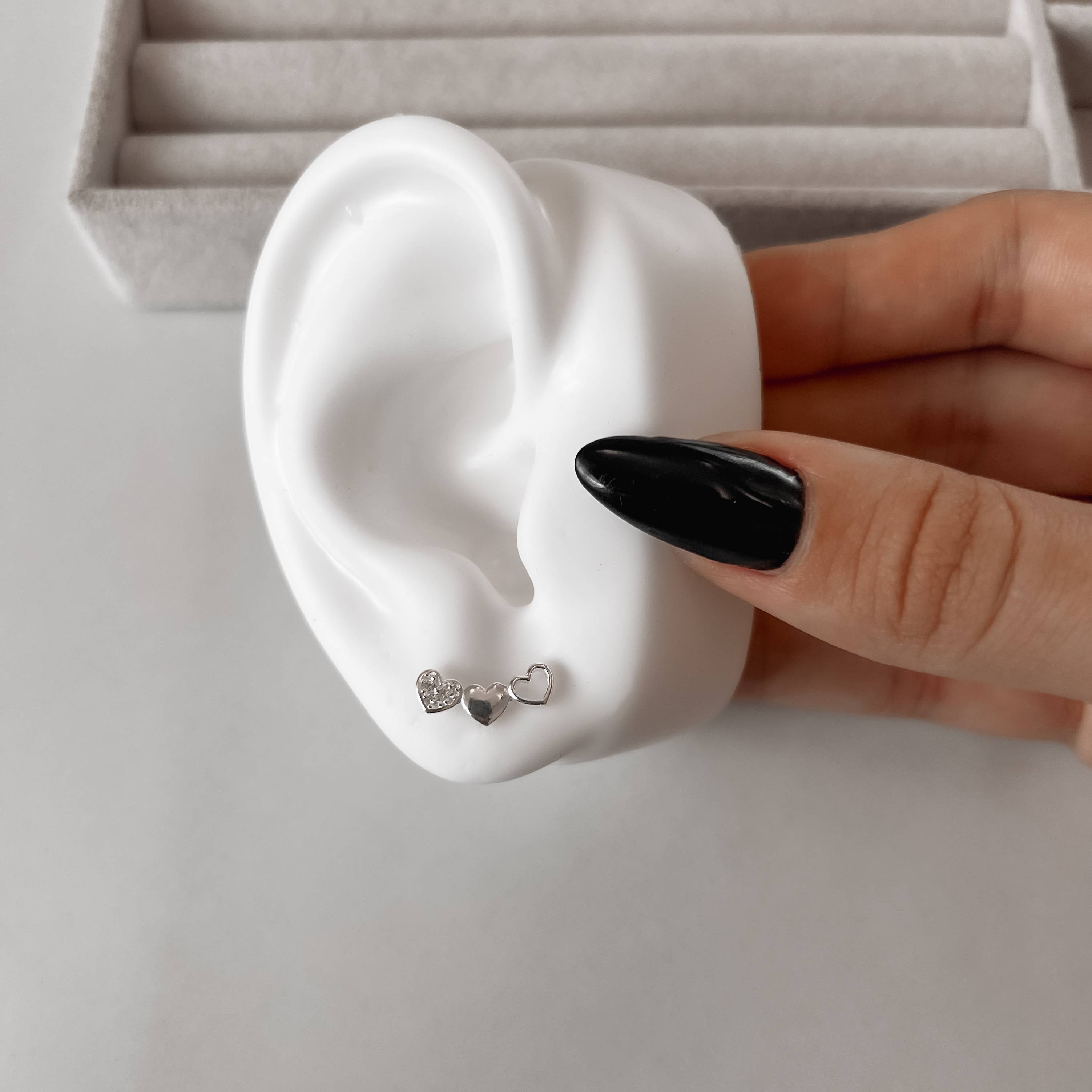 Imagem Brinco ear cuff coração vazado, liso e cravejado tarraxa