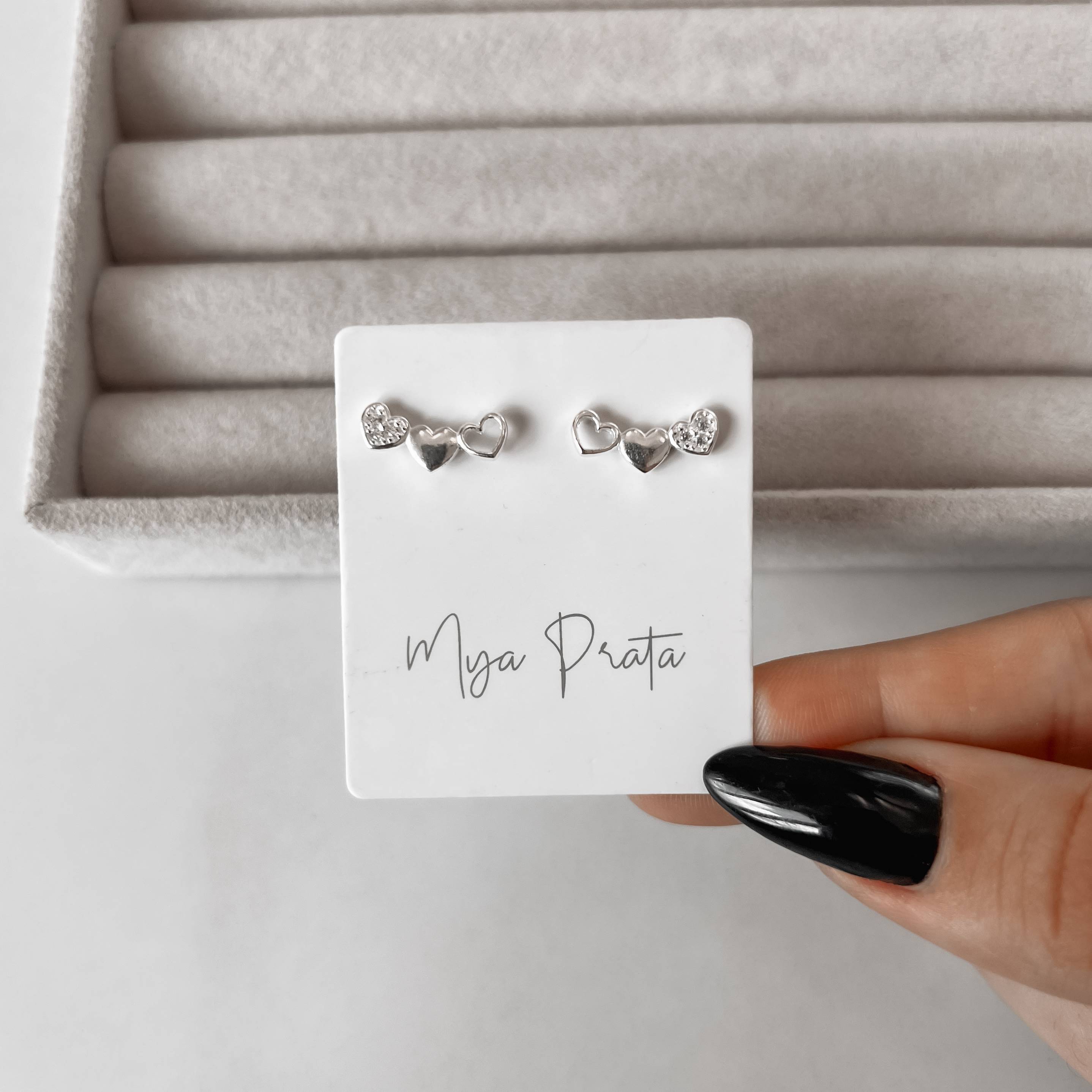 Imagem Secundária Brinco ear cuff coração vazado, liso e cravejado tarraxa