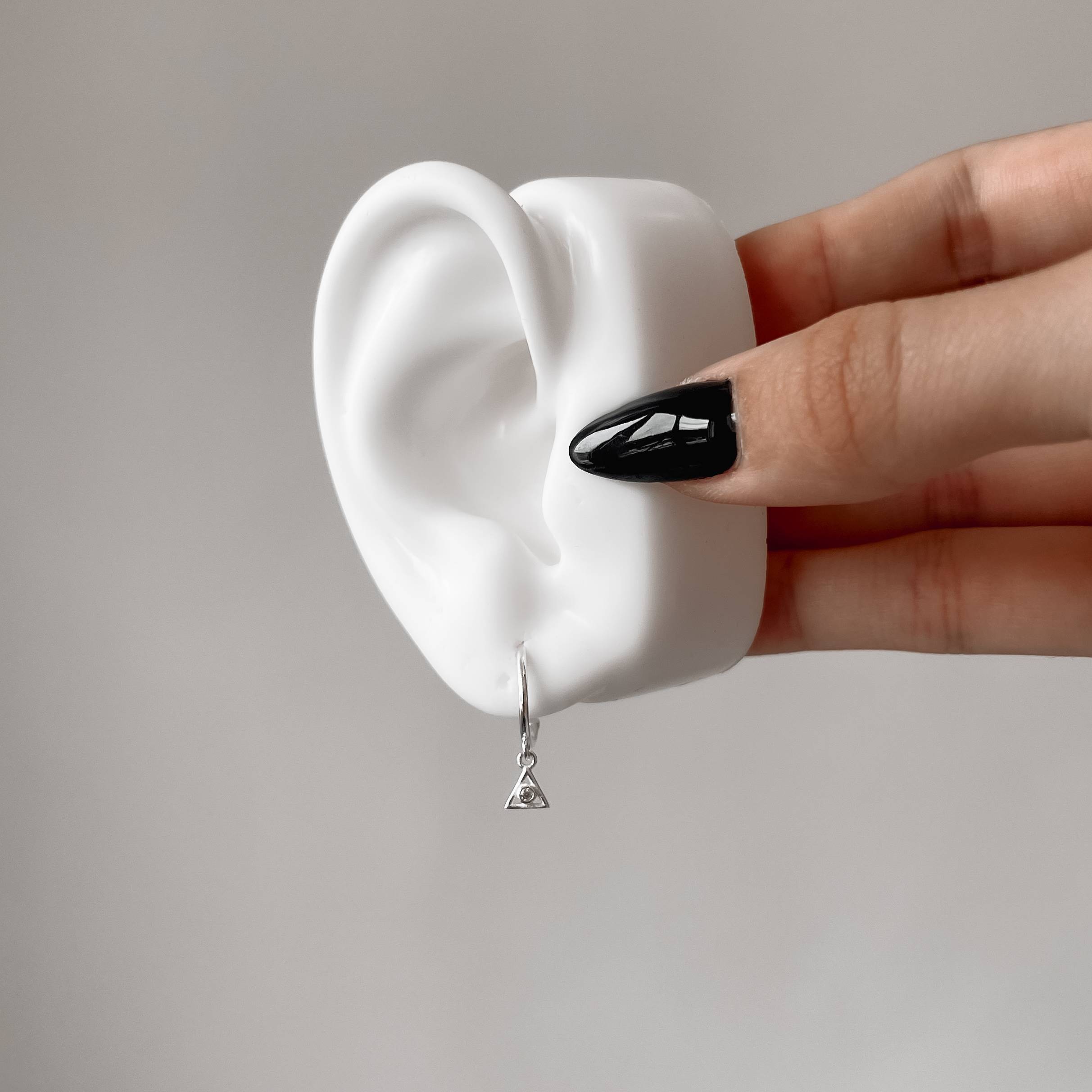 Imagem Argola 12mm pingente triângulo com zircônia tarraxa