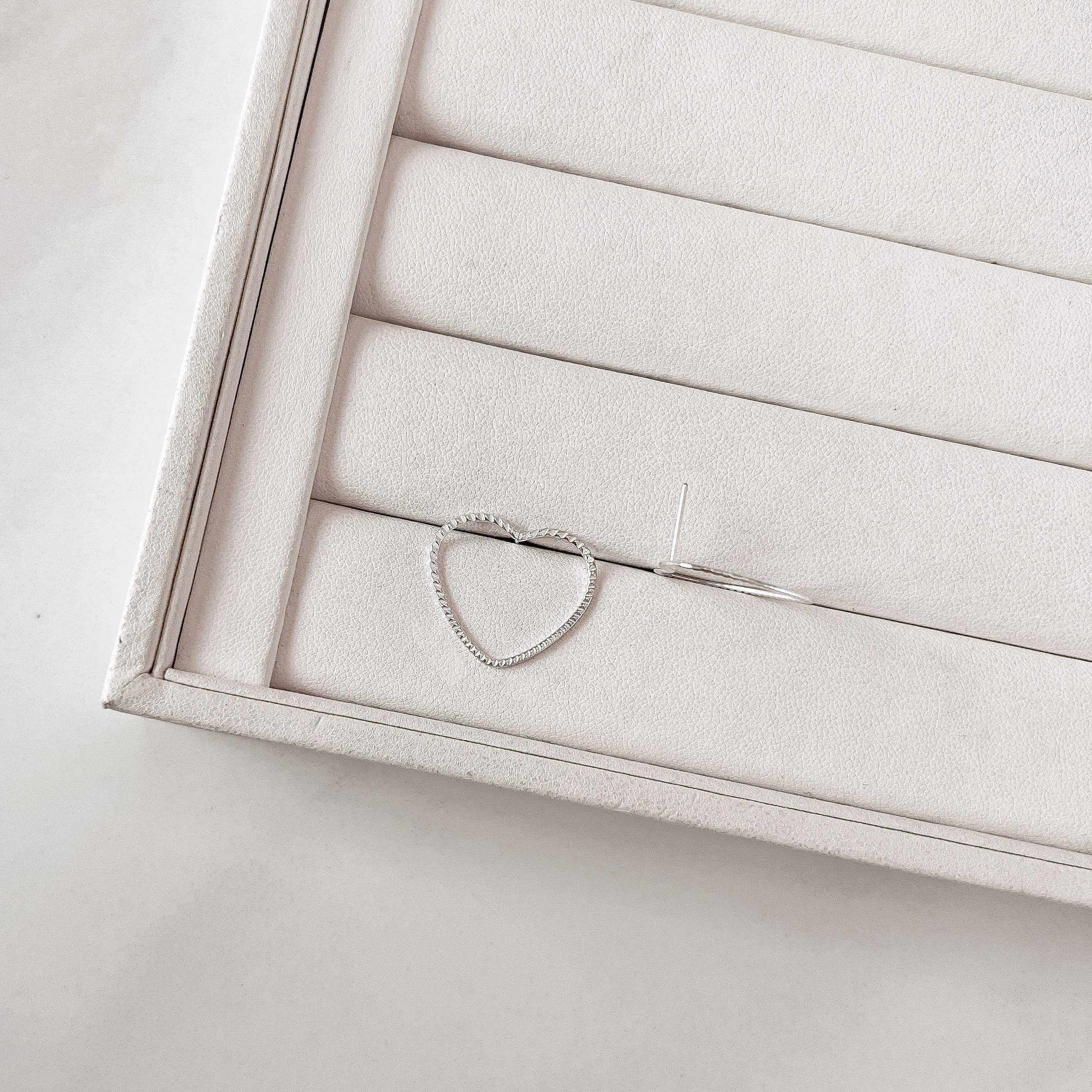 Imagem Secundária Brinco coração vazado riscado 22mm