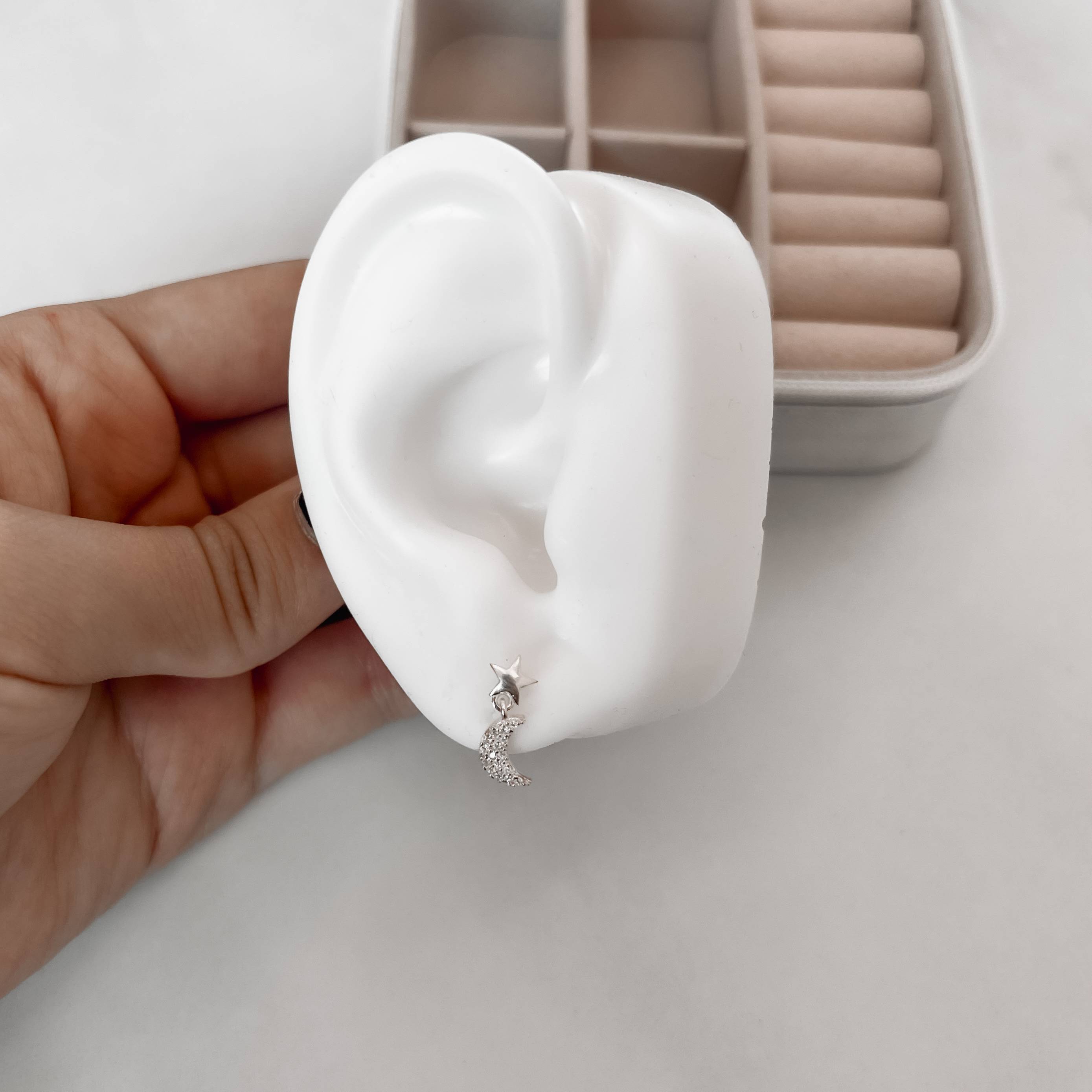 Imagem Brinco base estrela pingente lua cravejada 8mm