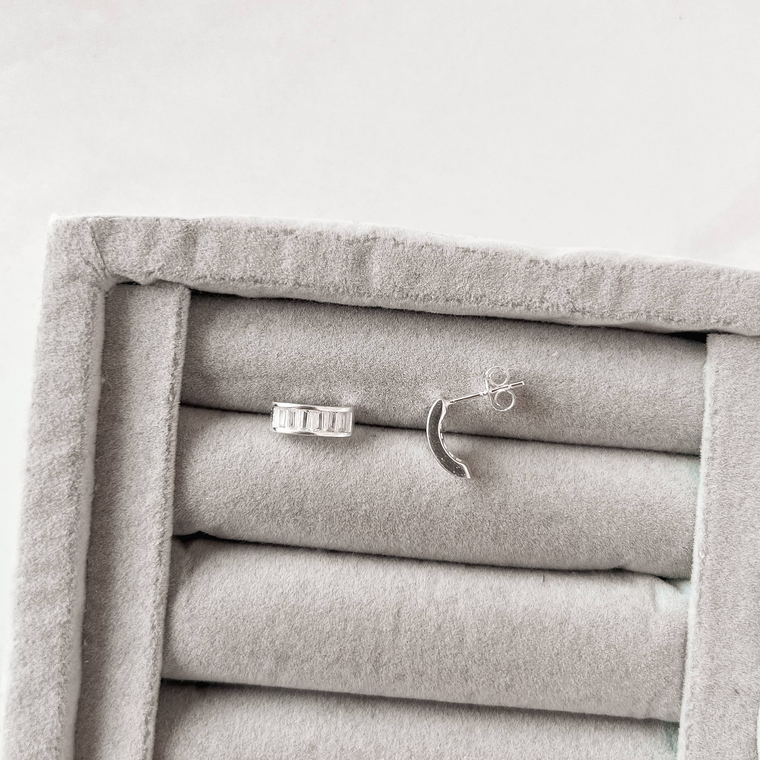 Imagem Brinco meia argola zircônias retangulares 12mm tarraxa