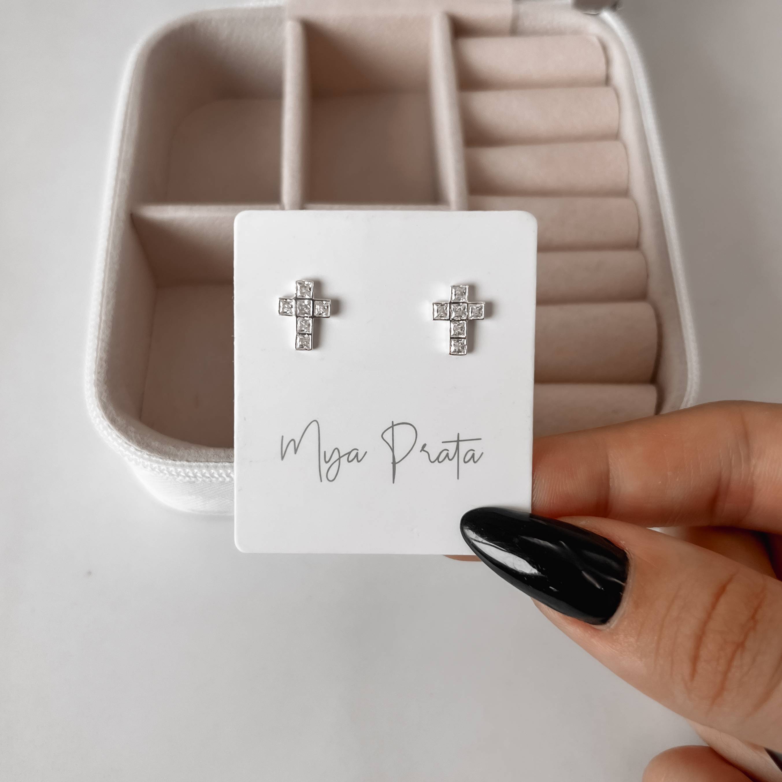 Imagem Brinco cruz zircônias quadradas 10mm