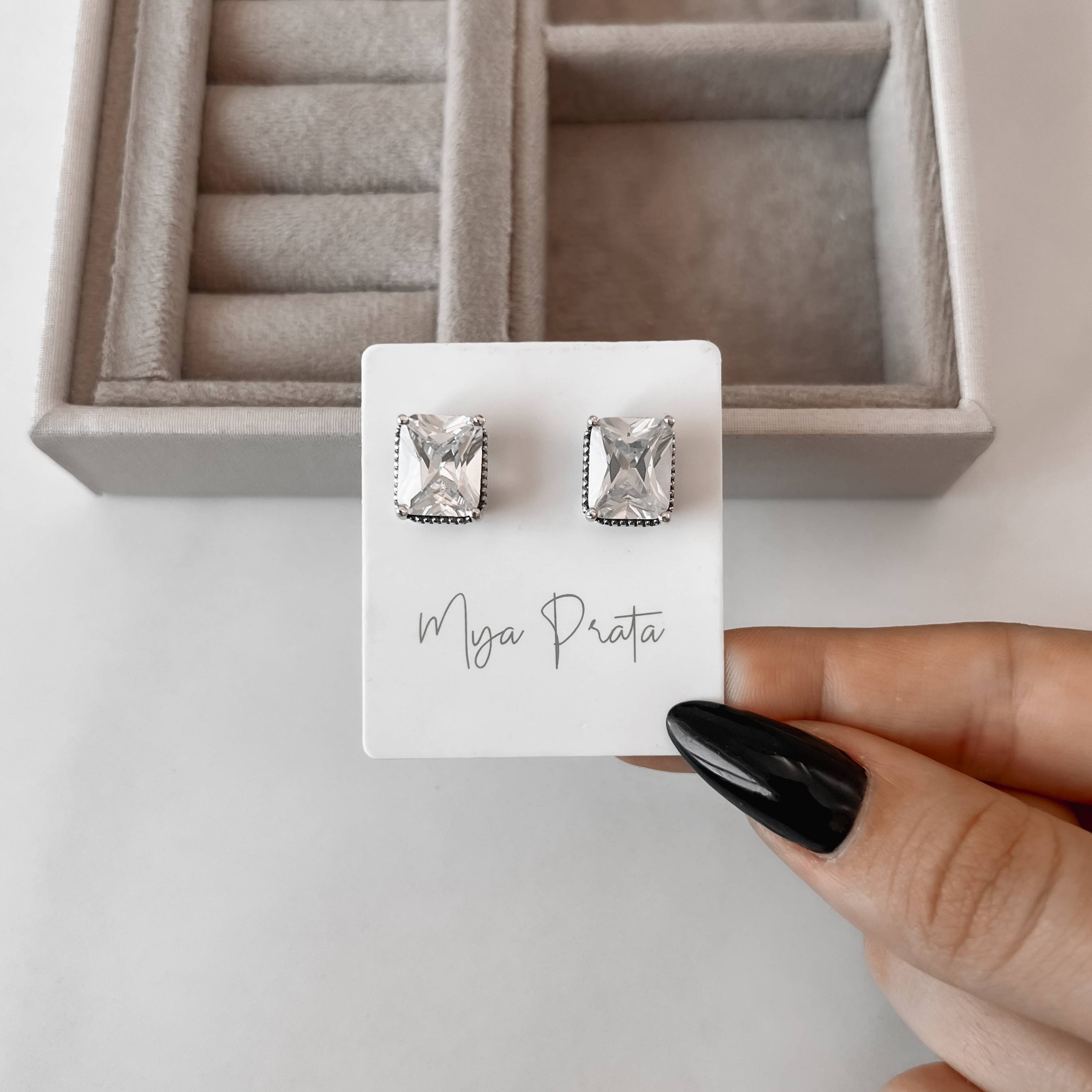 Imagem Secundária Brinco zircônia retangular caixa alta 12mm envelhecido