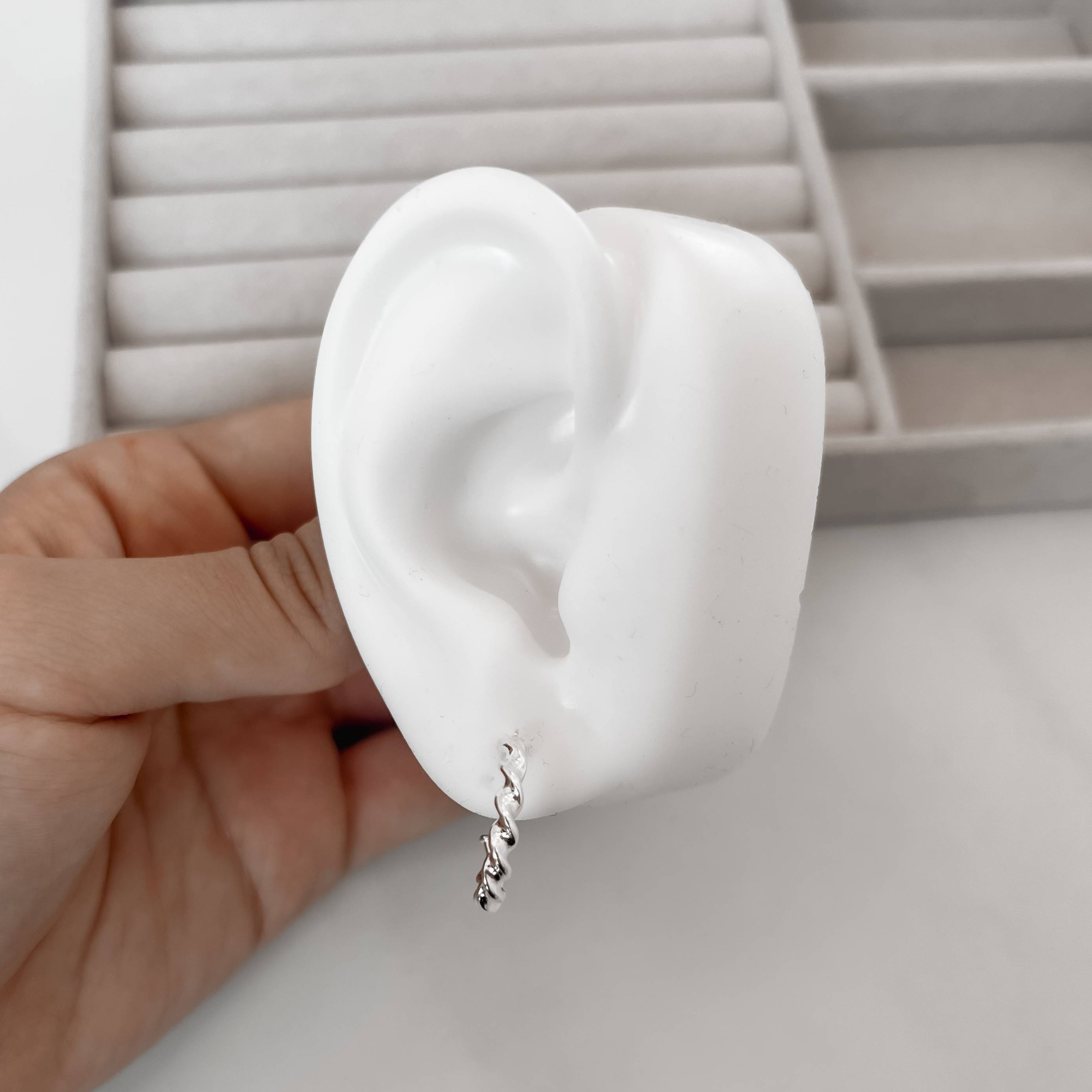 Imagem Argola torcida 20mm tarraxa