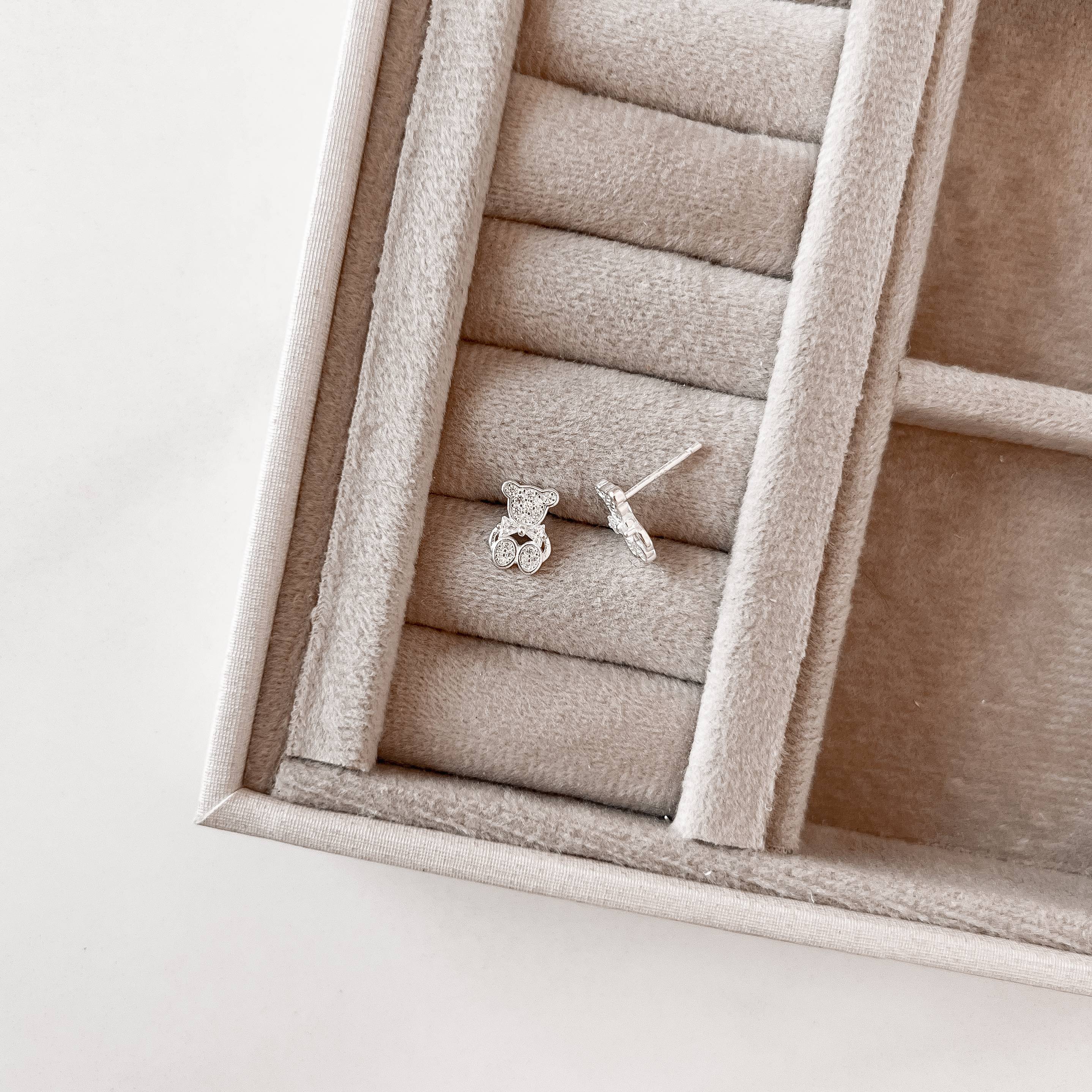 Brinco ursinho cravejado 10mm