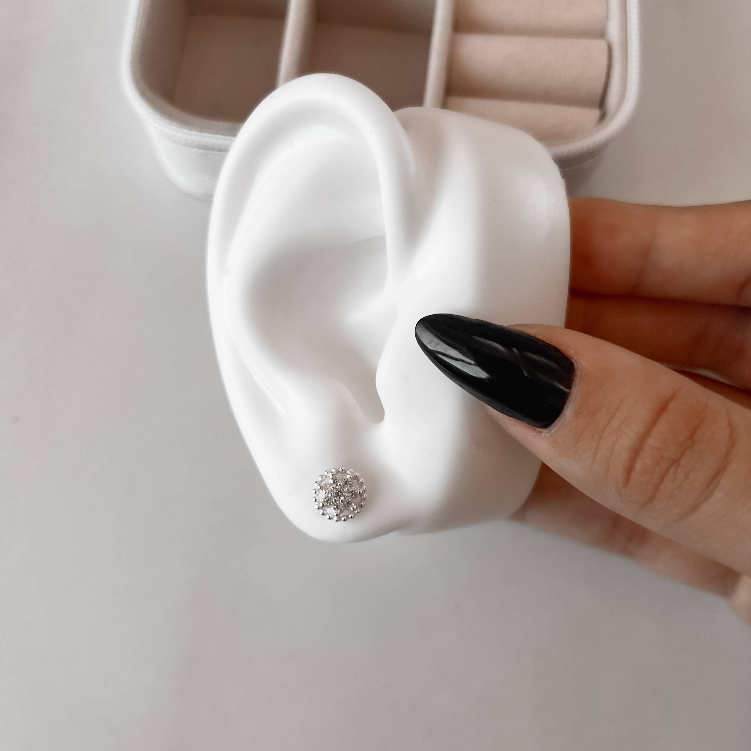 Imagem Brinco flor cravejada com bolinhas 8mm