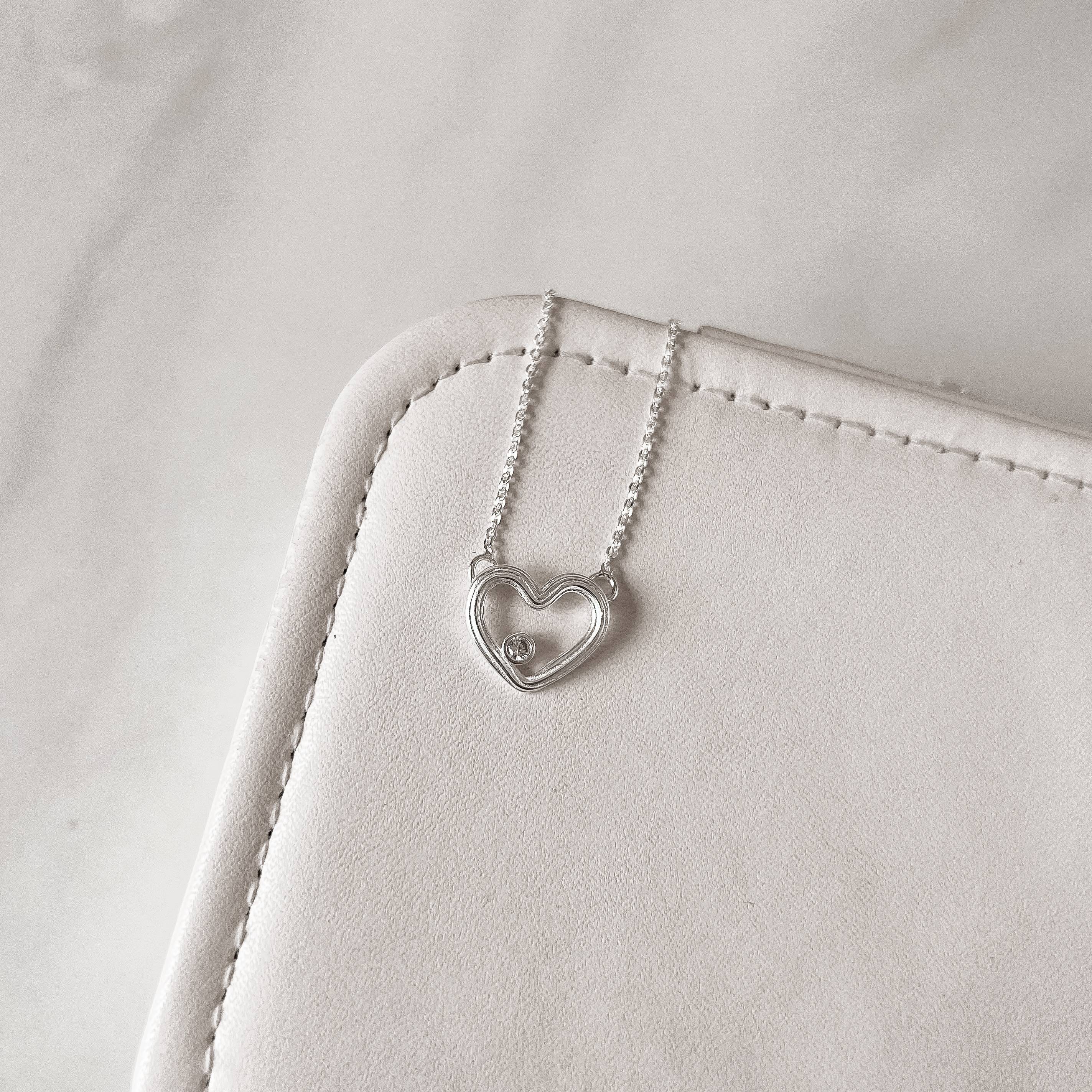 Imagem Secundária Colar coração vazado com zircônia 14mm corrente cadeado 40cm com alongadora