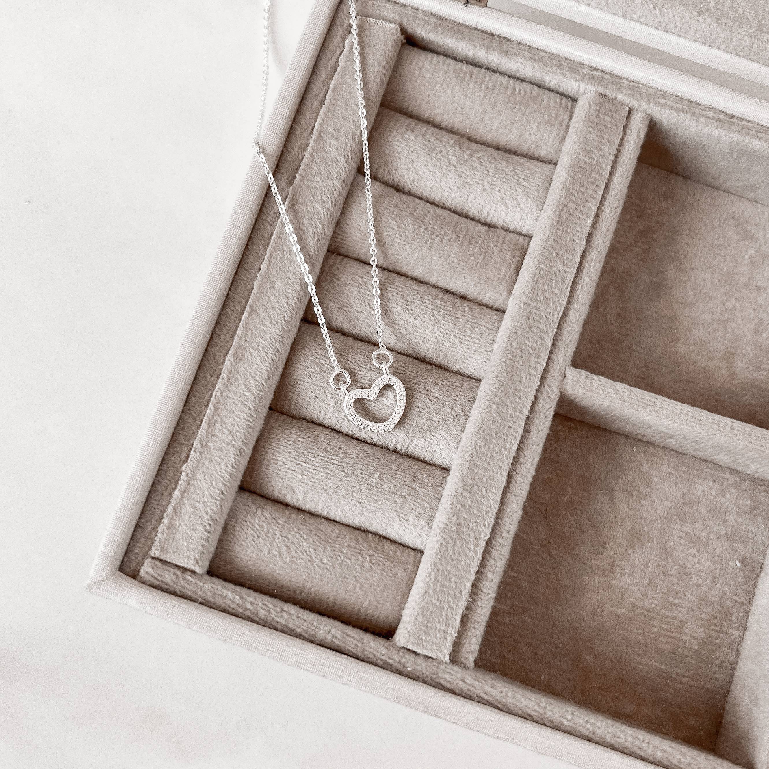 Imagem Secundária Colar coração vazado cravejado 11mm corrente cadeado 40cm com alongadora