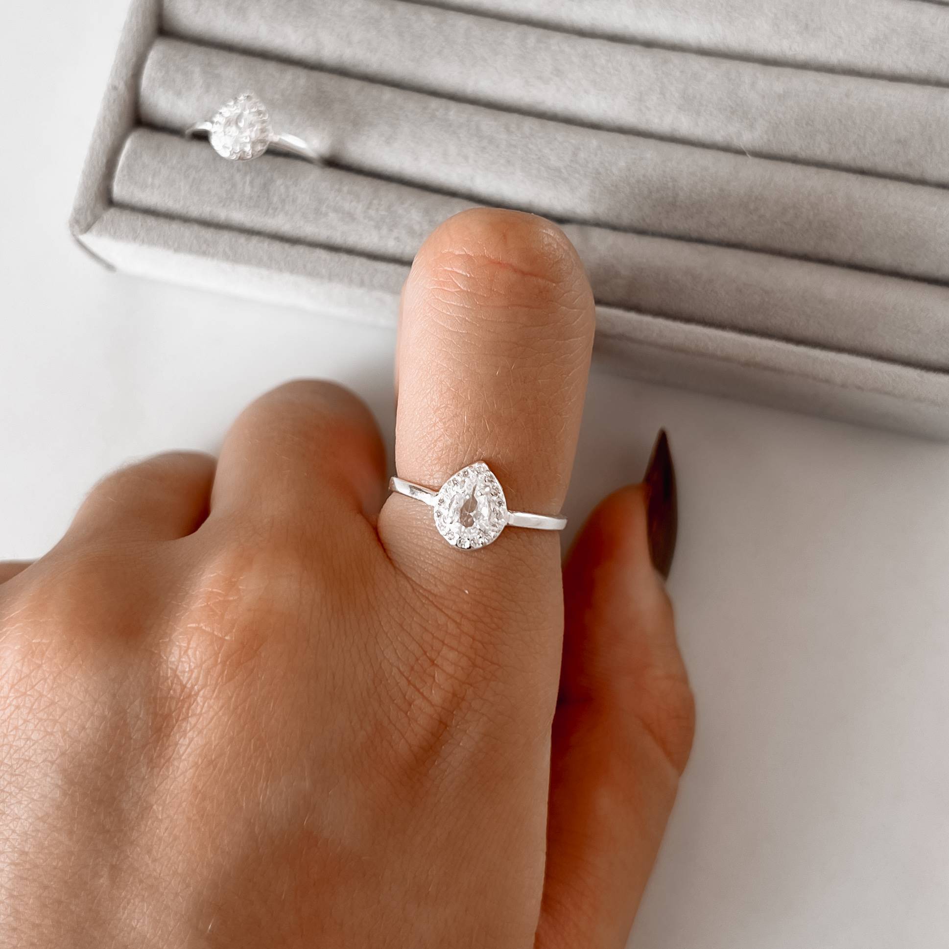 Imagem Secundária Anel solitário gota cravejada