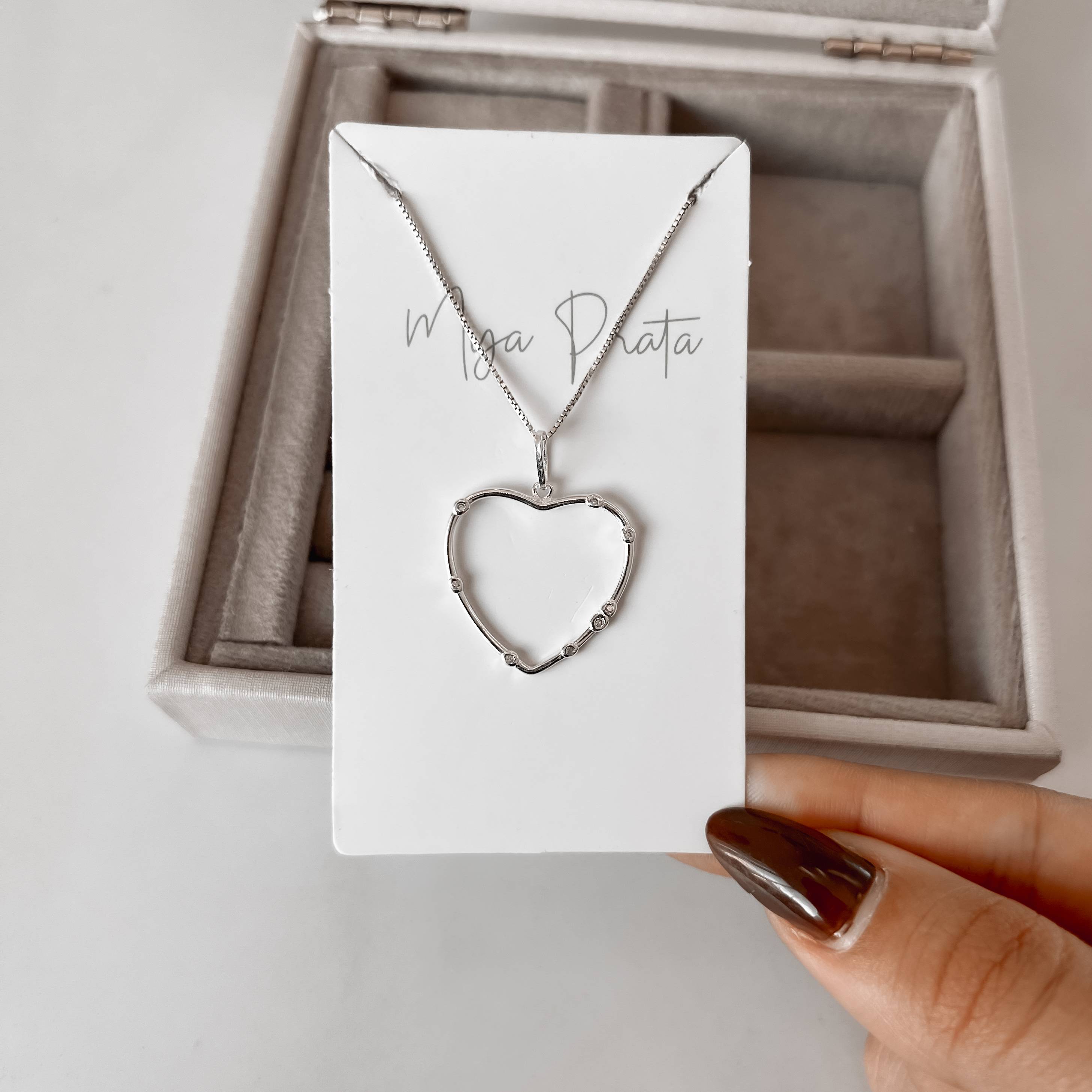 Colar pingente coração vazado detalhes zircônias 23mm 45cm