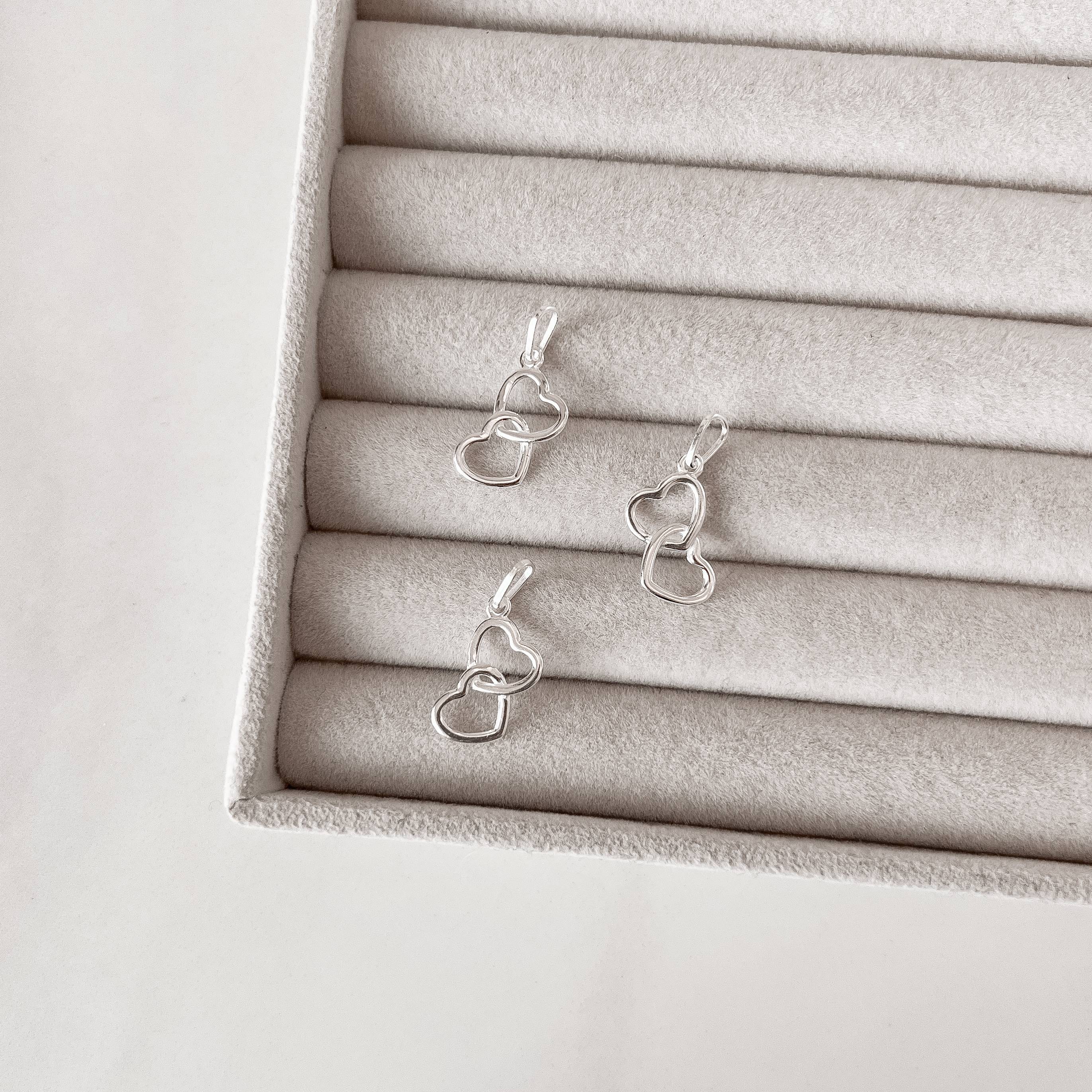 Pingente dois corações vazados 15mm