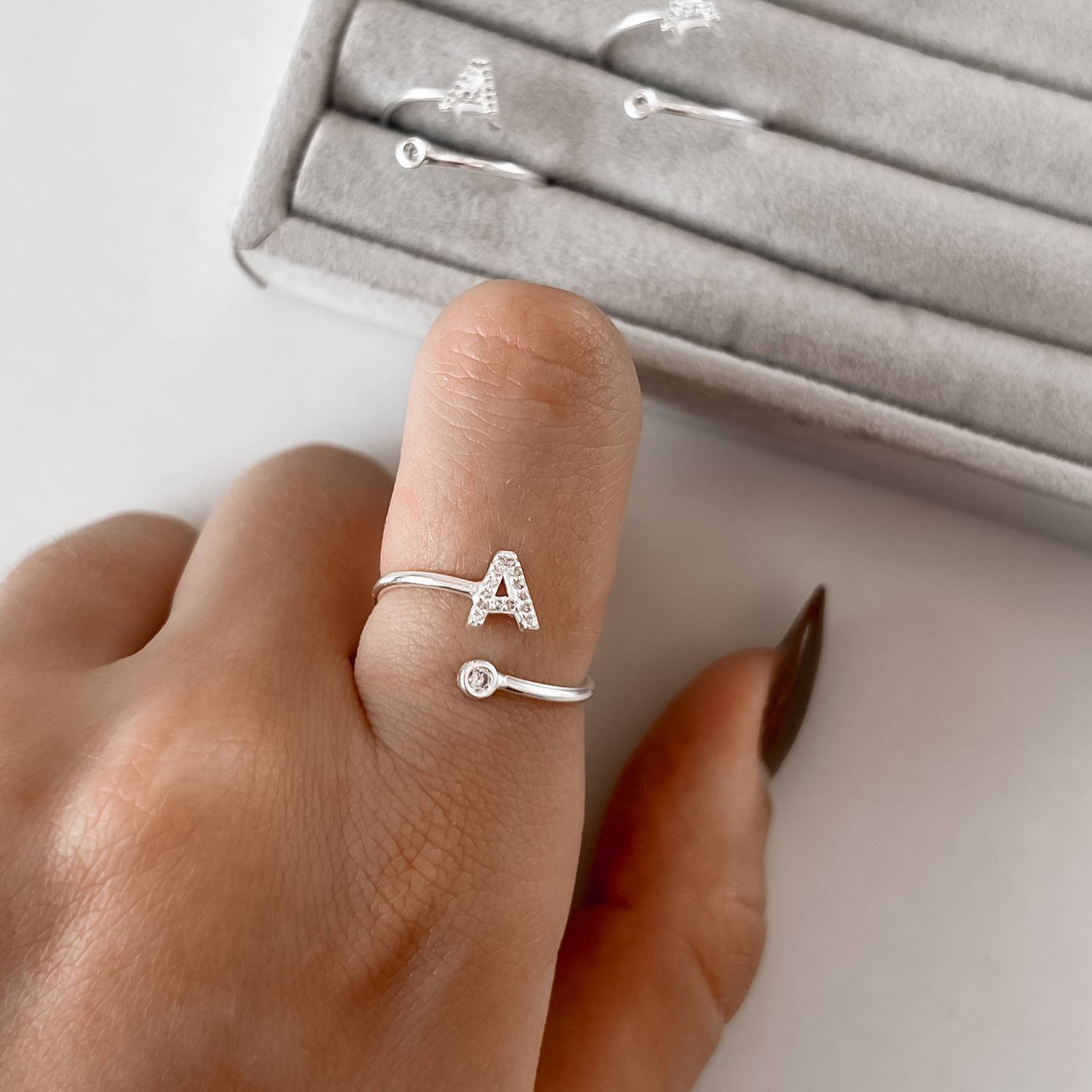 Imagem Anel letra A cravejada e zircônia regulável P