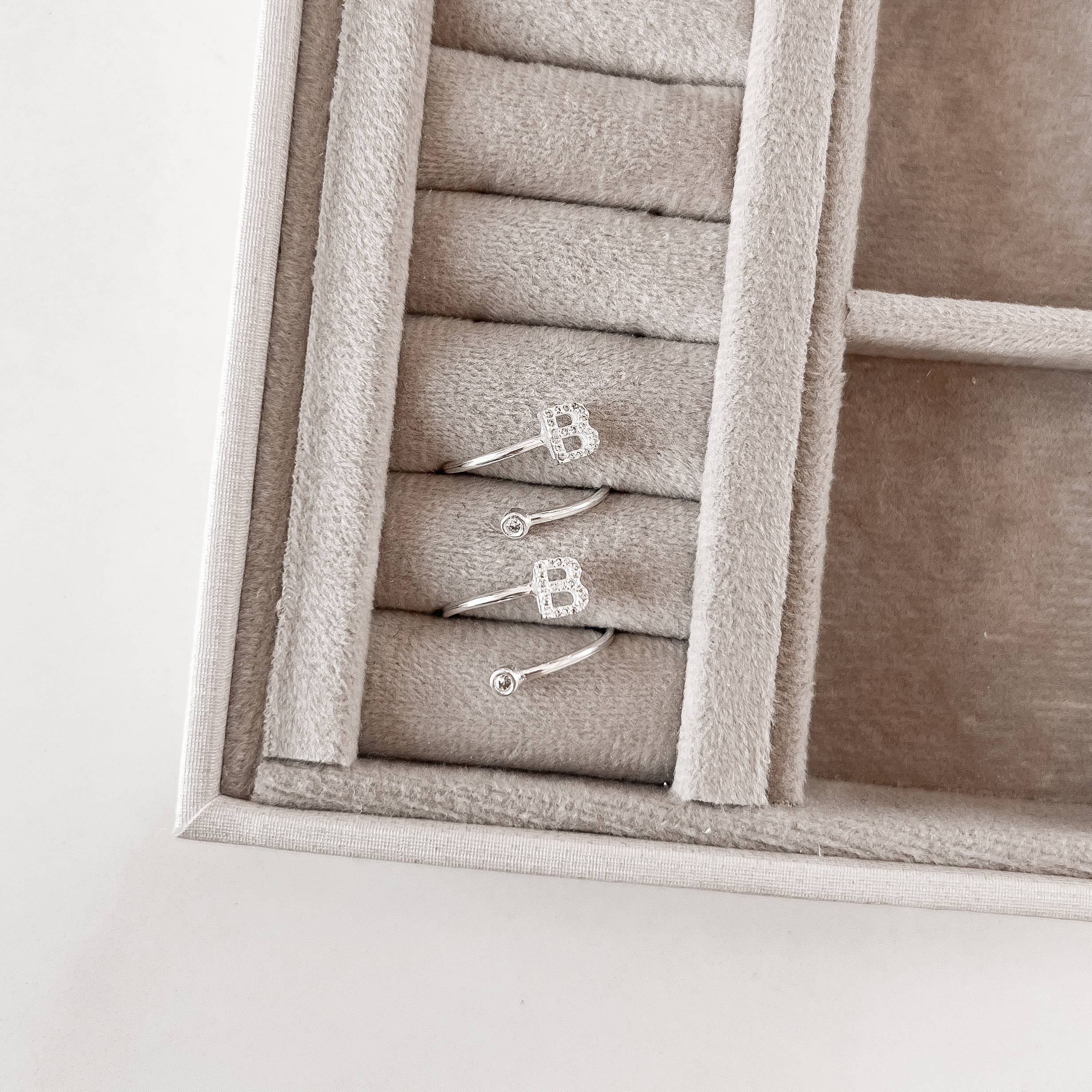 Imagem Anel letra B cravejada e zircônia regulável P