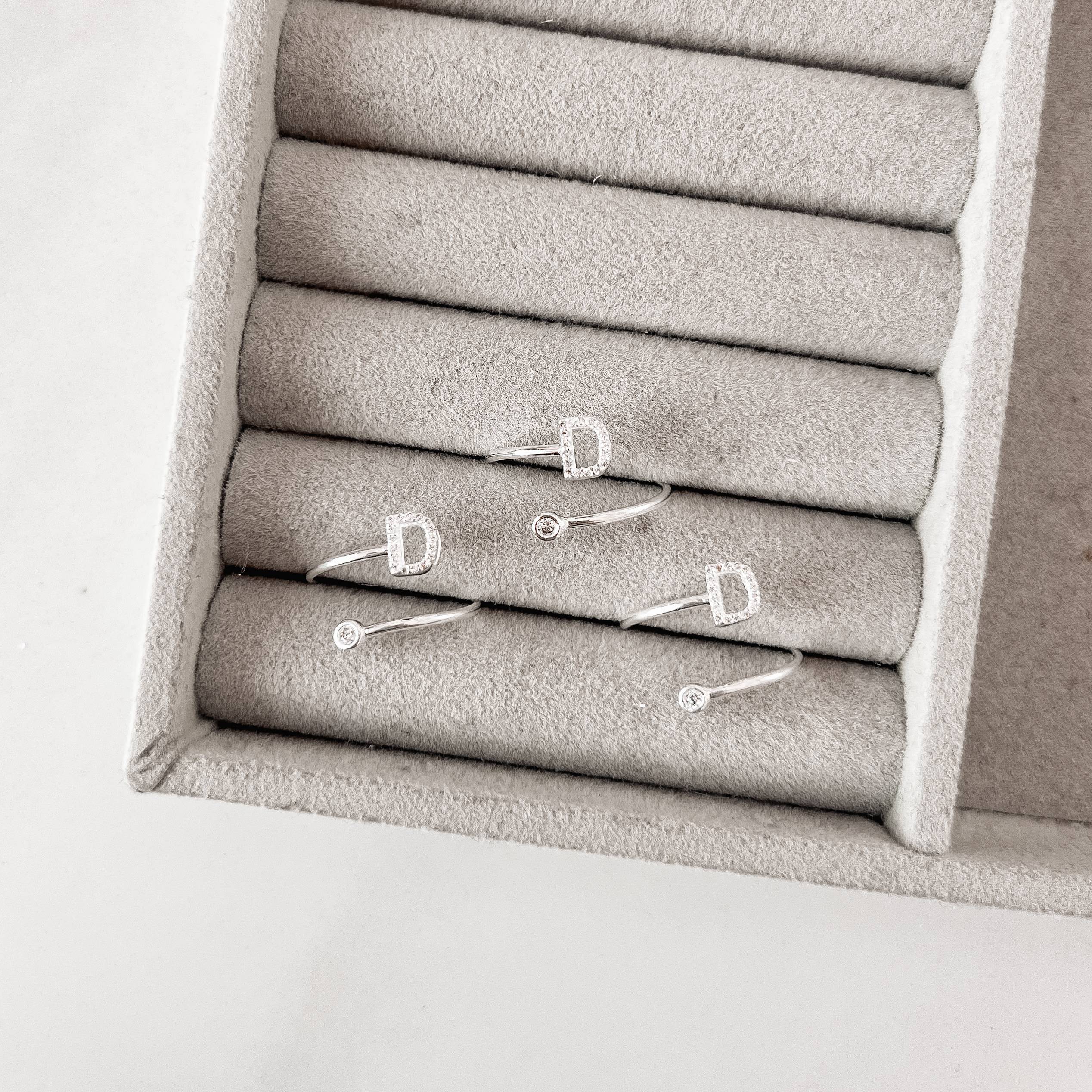 Imagem Anel letra D cravejada e zircônia regulável P