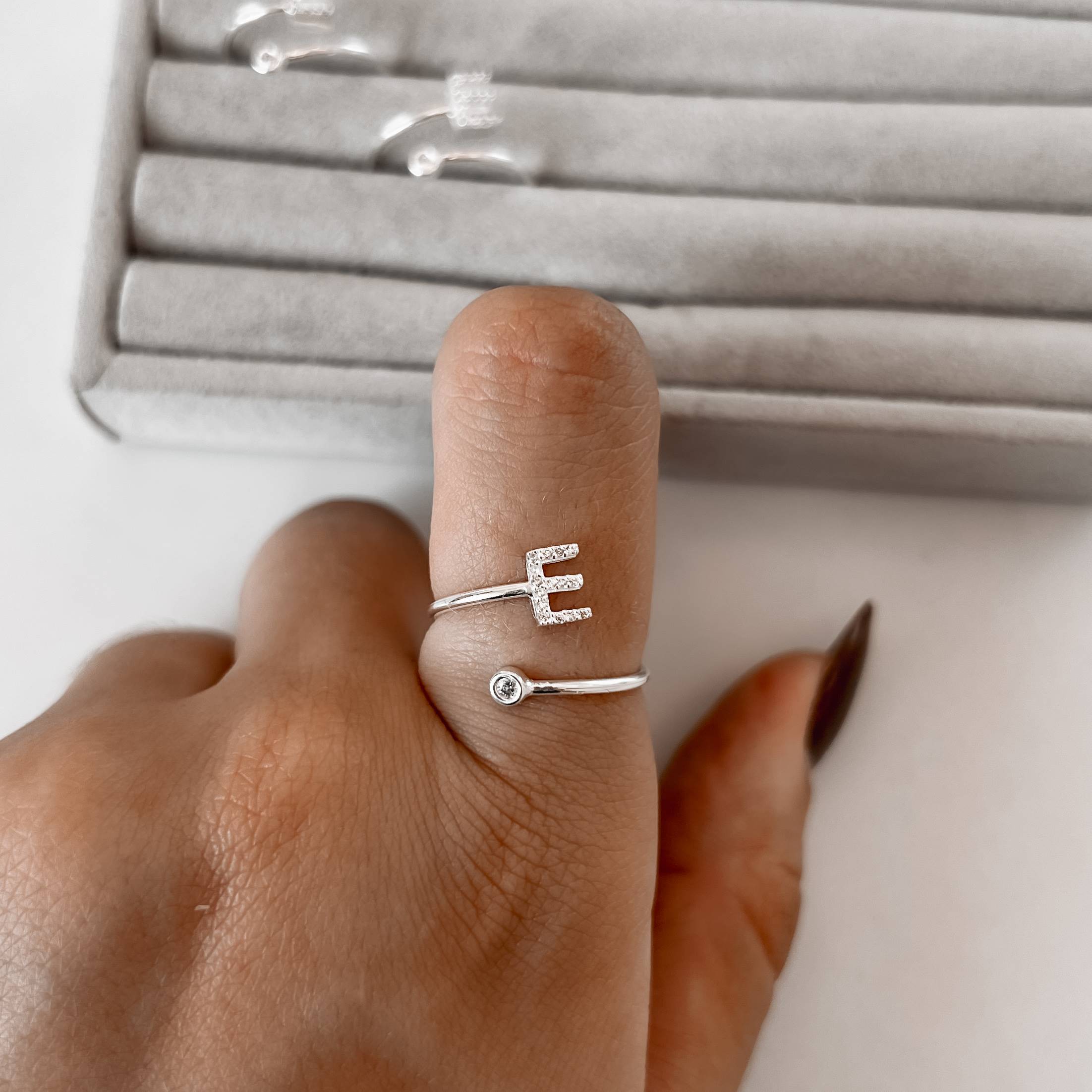 Imagem Secundária Anel letra E cravejada e zircônia regulável P