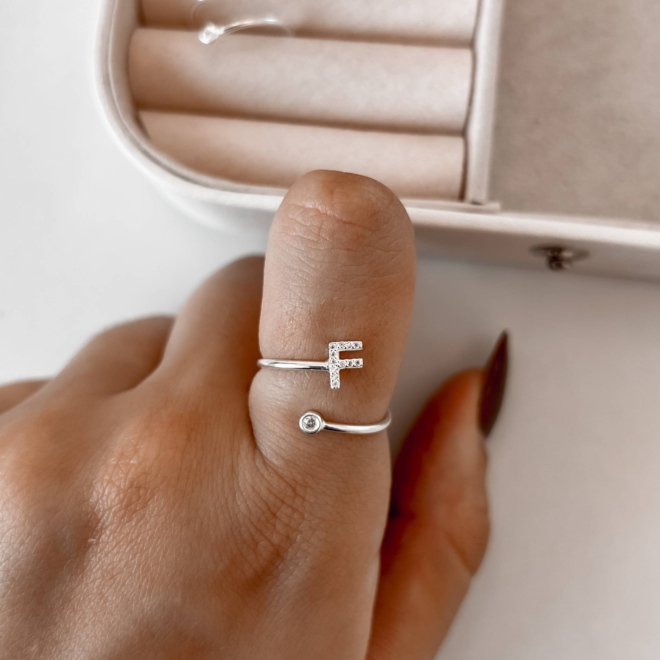 Imagem Anel letra F cravejada e zircônia regulável P