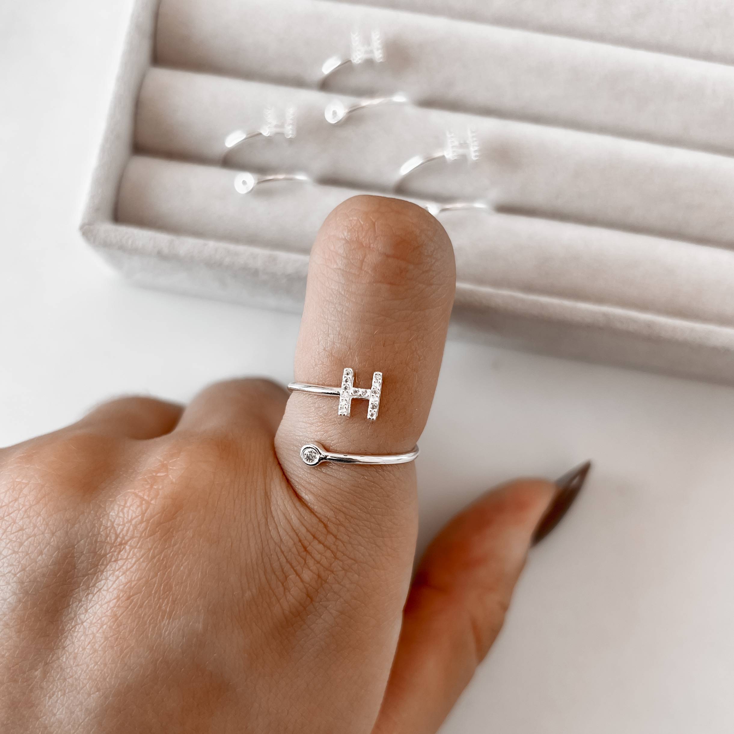 Imagem Secundária Anel letra H cravejada e zircônia regulável P