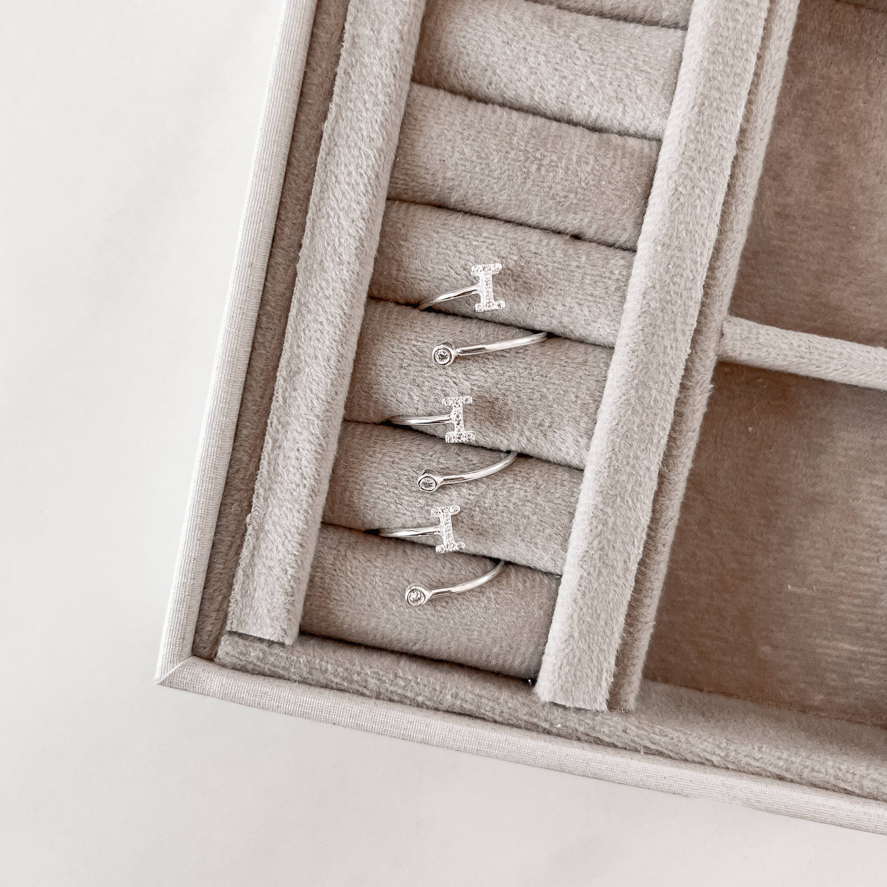 Imagem Anel letra I cravejada e zircônia regulável P