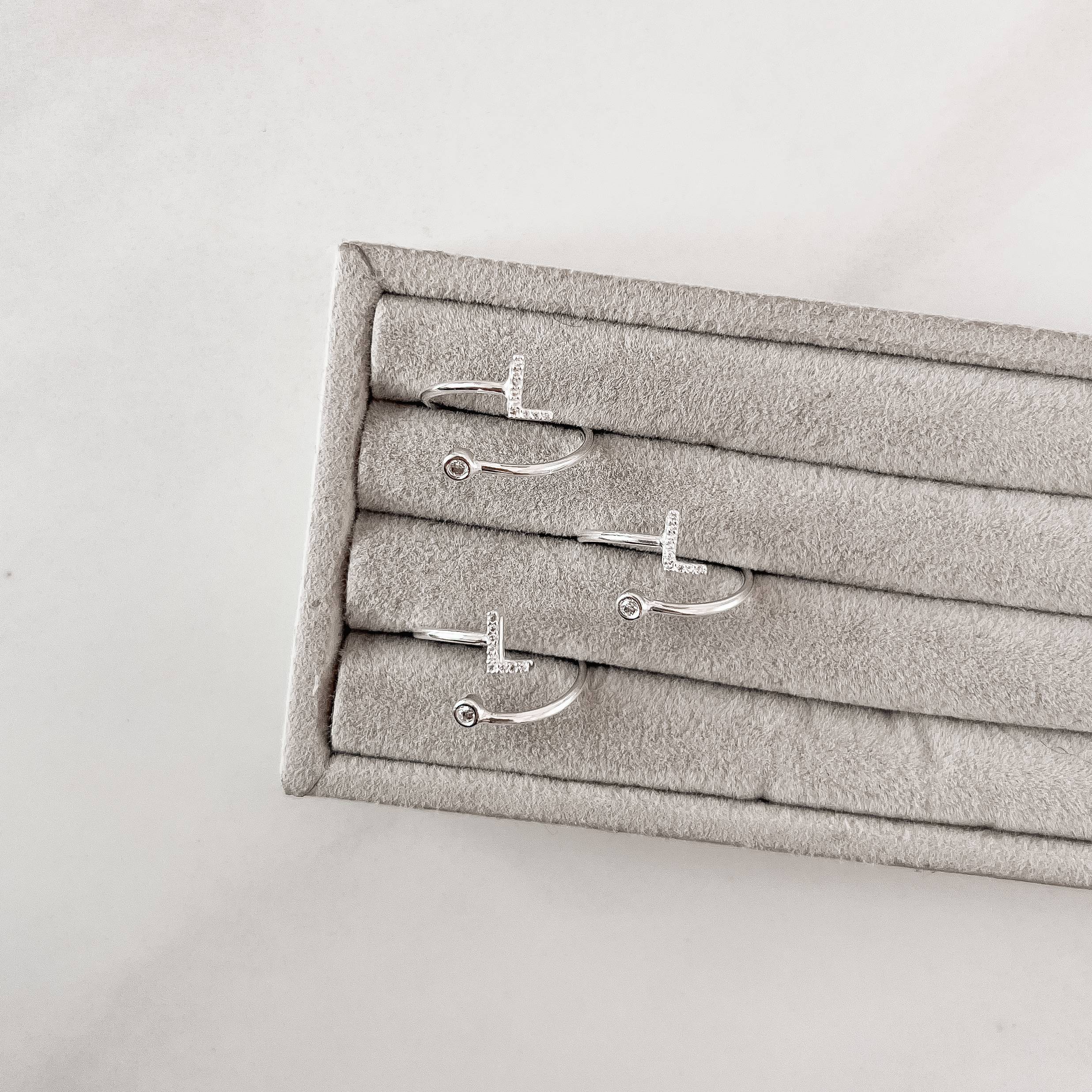 Imagem Anel letra L cravejada e zircônia regulável P