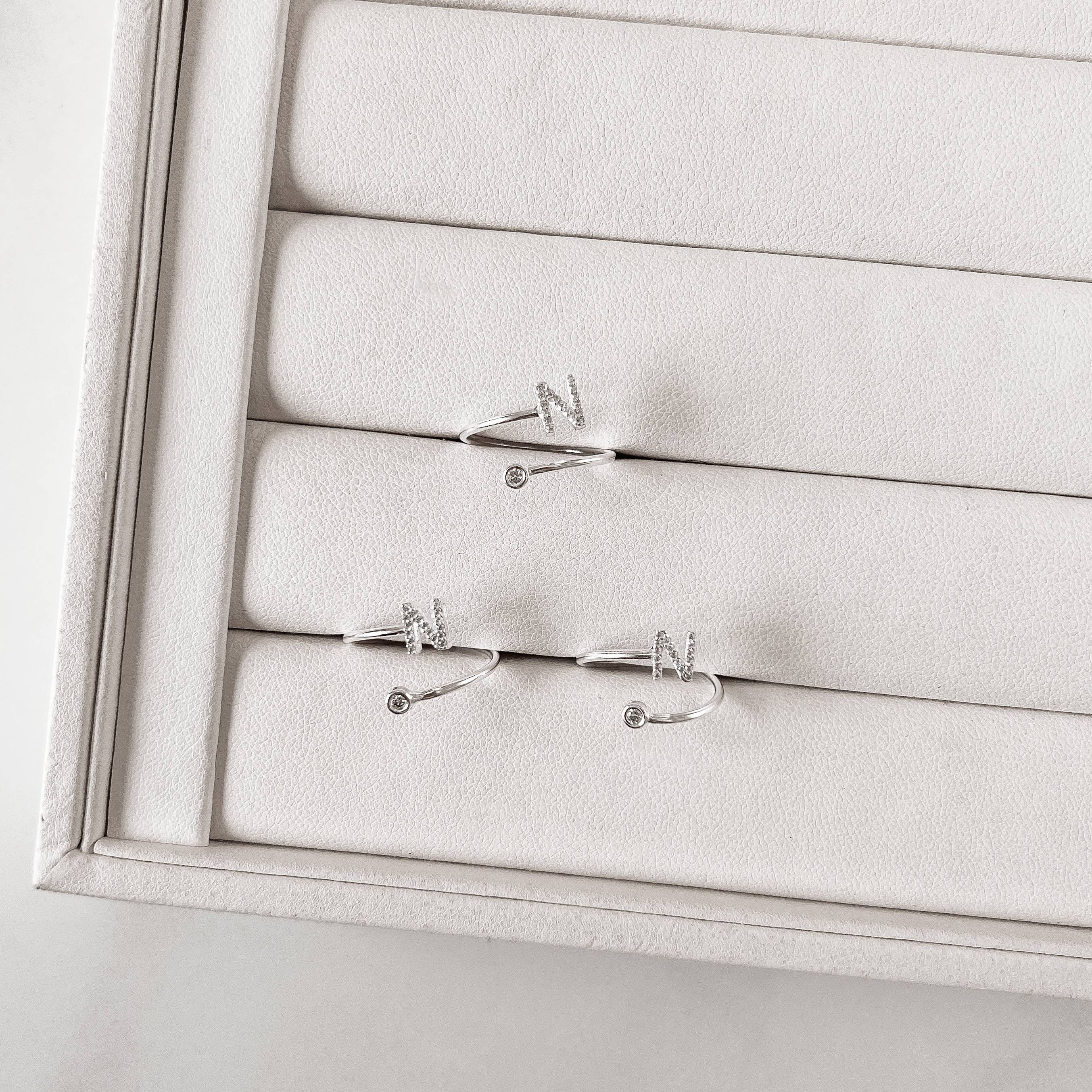 Imagem Secundária Anel letra N cravejada e zircônia regulável P