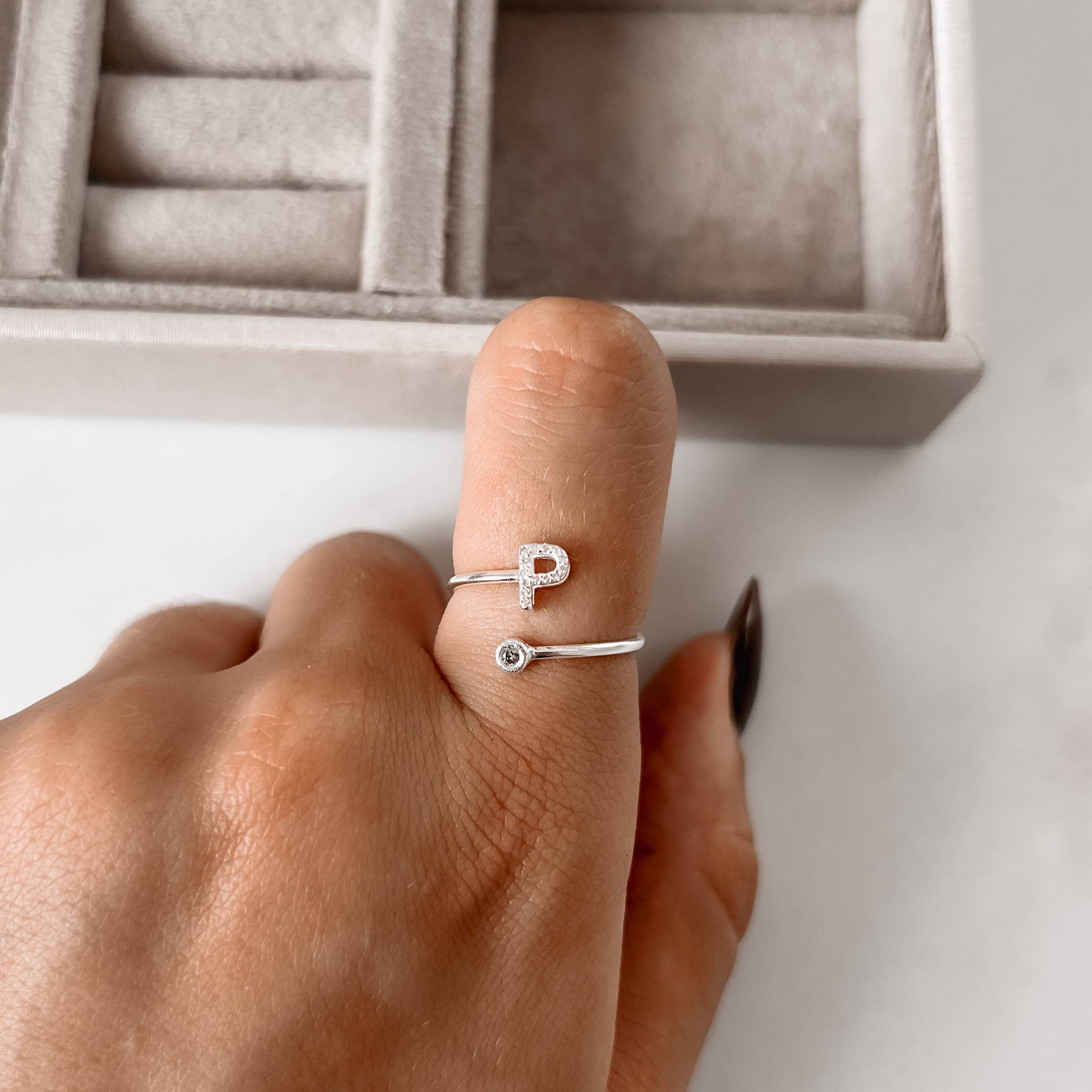 Imagem Anel letra P cravejada e zircônia regulável P