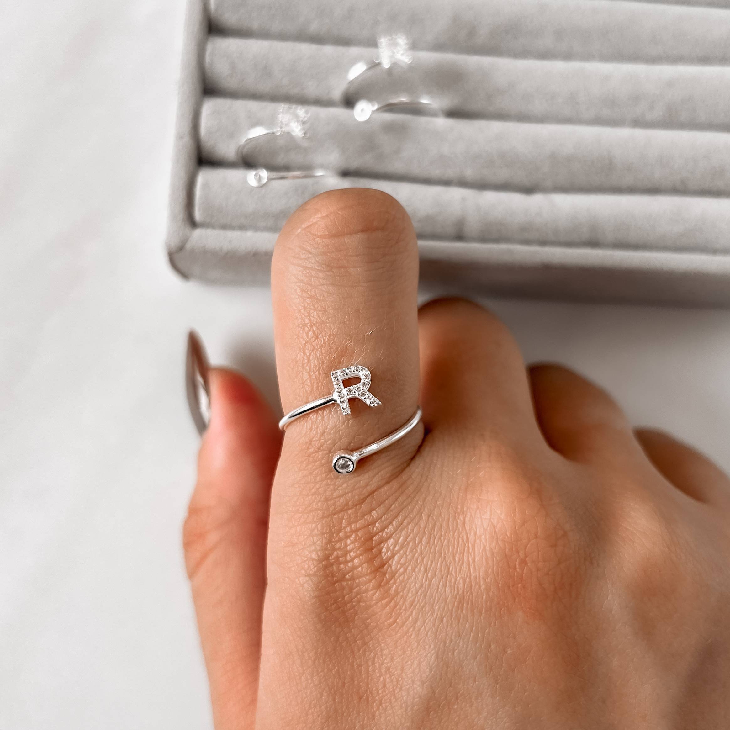 Anel letra R cravejada e zircônia regulável P