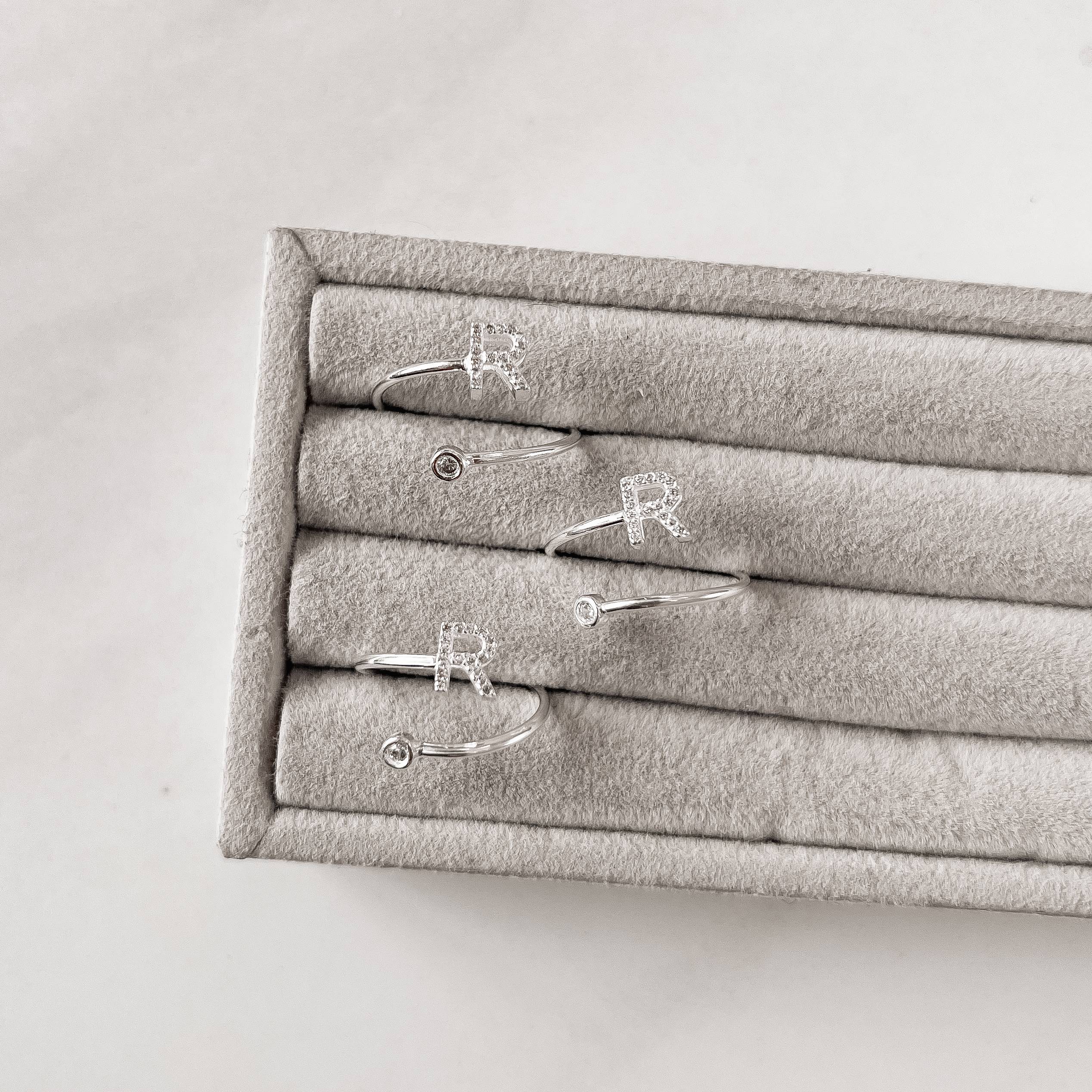 Imagem Secundária Anel letra R cravejada e zircônia regulável P