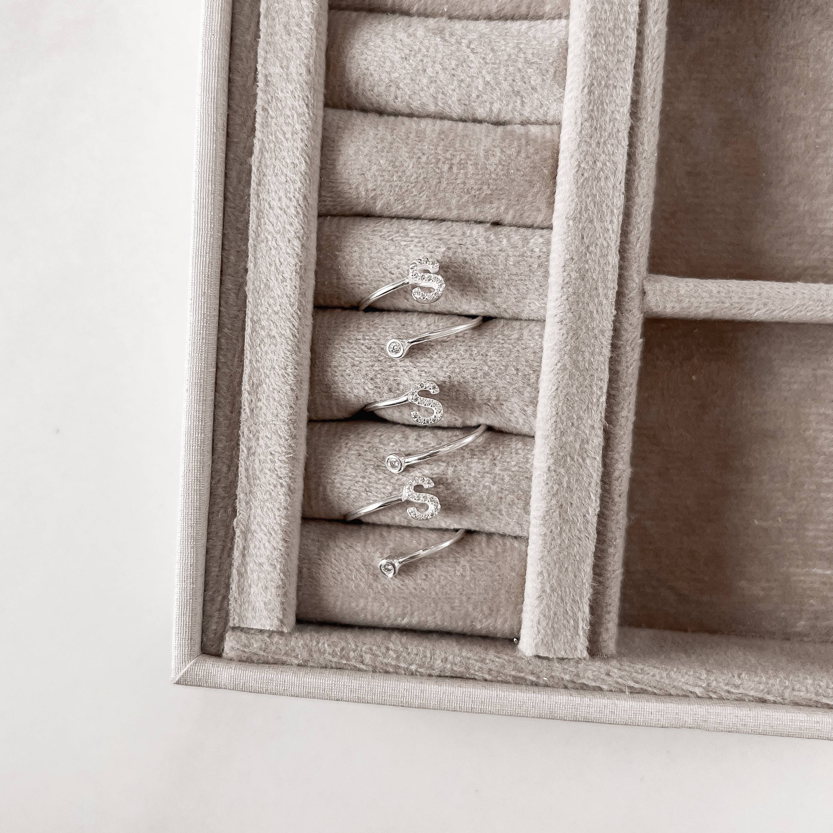 Imagem Secundária Anel letra S cravejada e zircônia regulável P