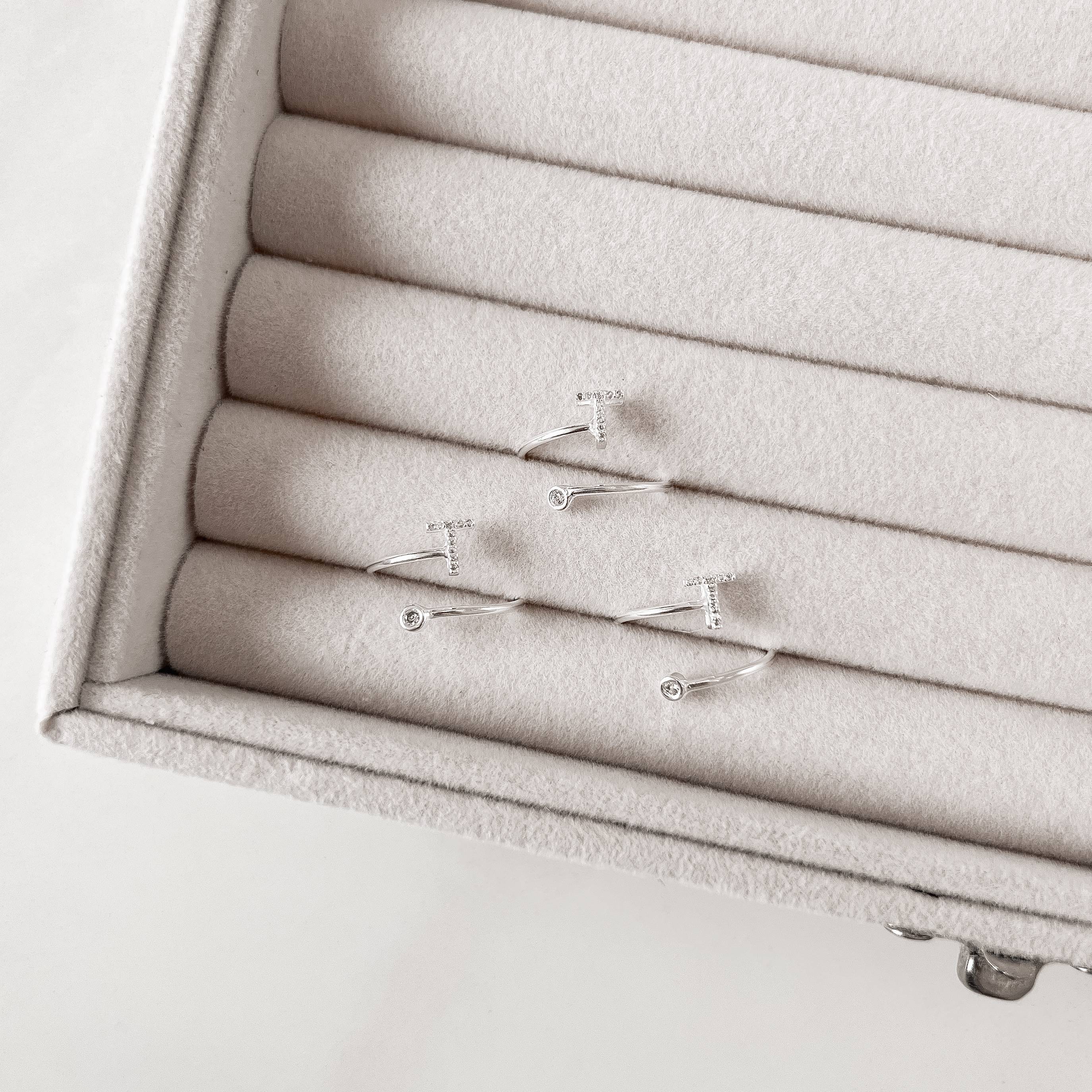 Imagem Anel letra T cravejada e zircônia regulável P