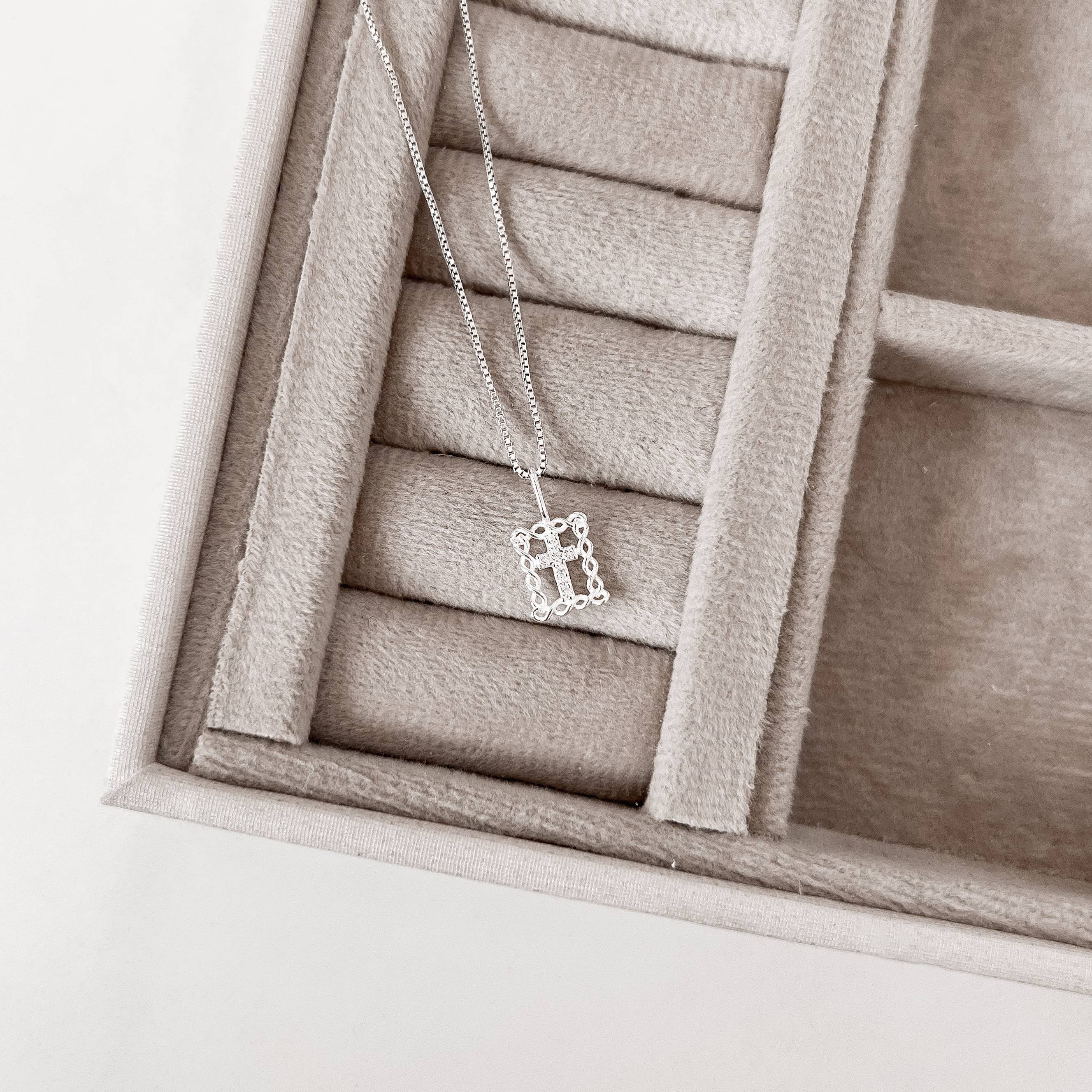 Imagem Secundária Colar pingente medalha cruz cravejada 13mm 45cm