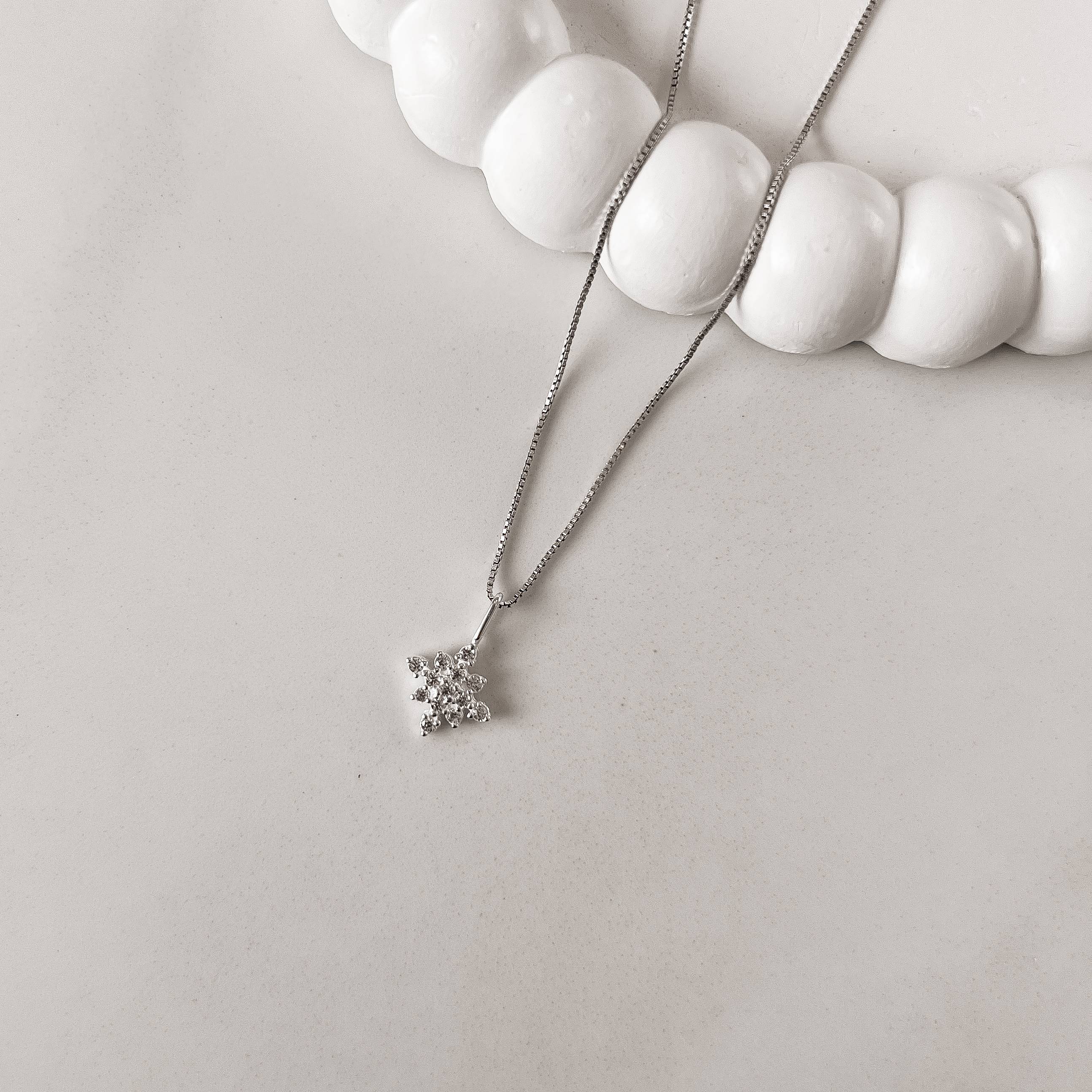 Imagem Colar pingente flor cravejada 14mm 45cm