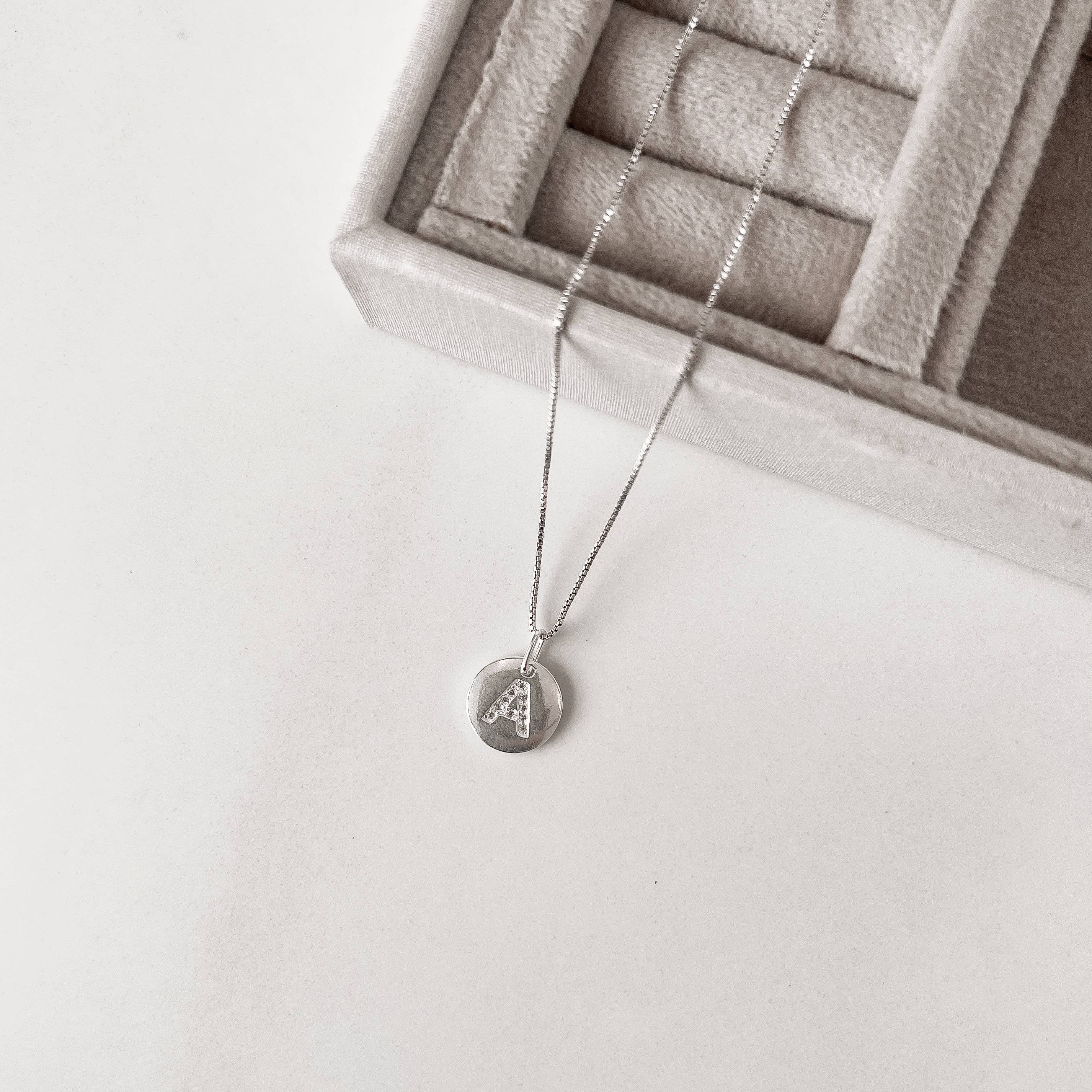 Imagem Colar pingente medalha letra A cravejada 15mm 45cm